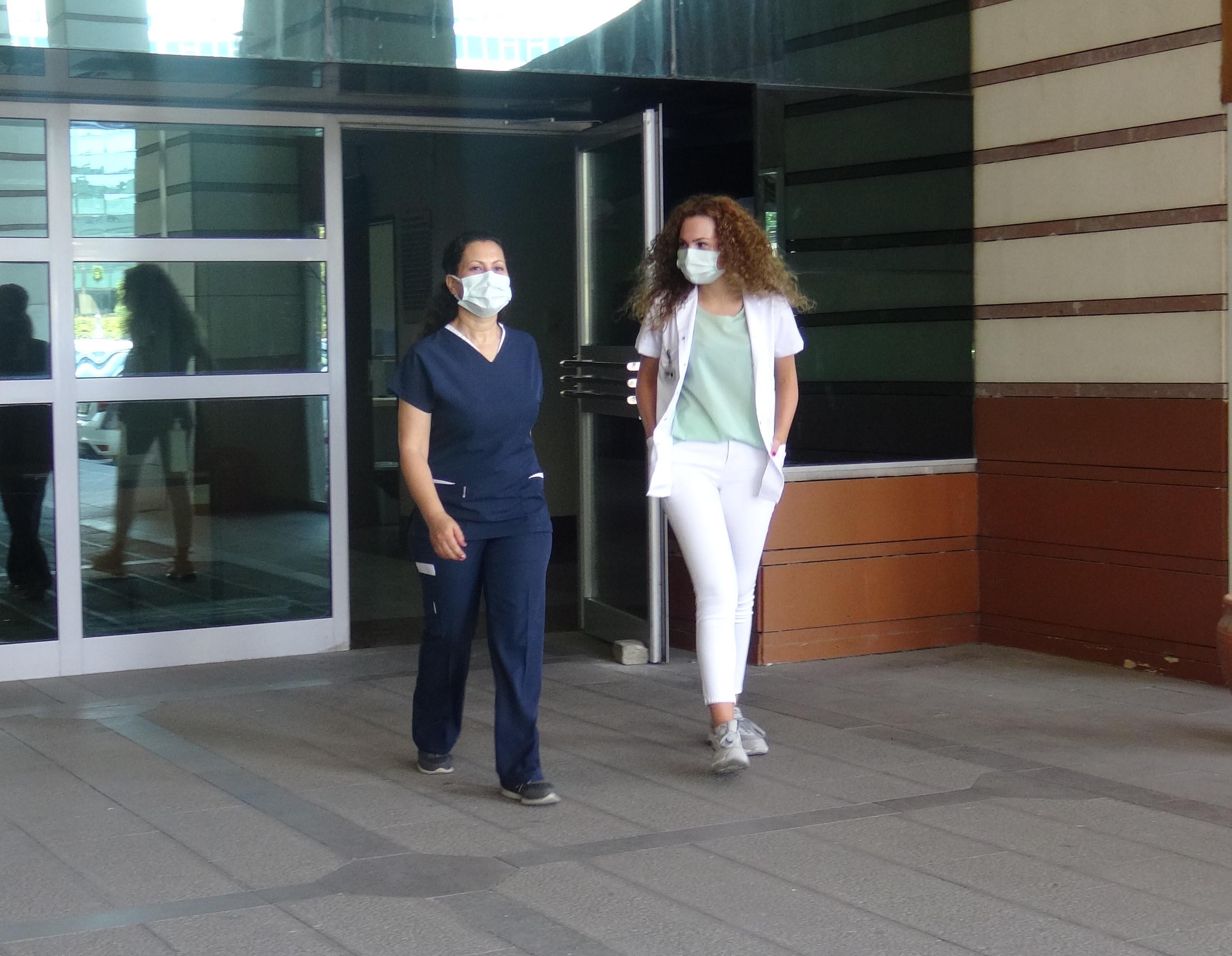 Kocanın fotoğrafını paylaştığı sağlıkçı anne- kızdan, Maskesiz günler için aşı olun çağrısı