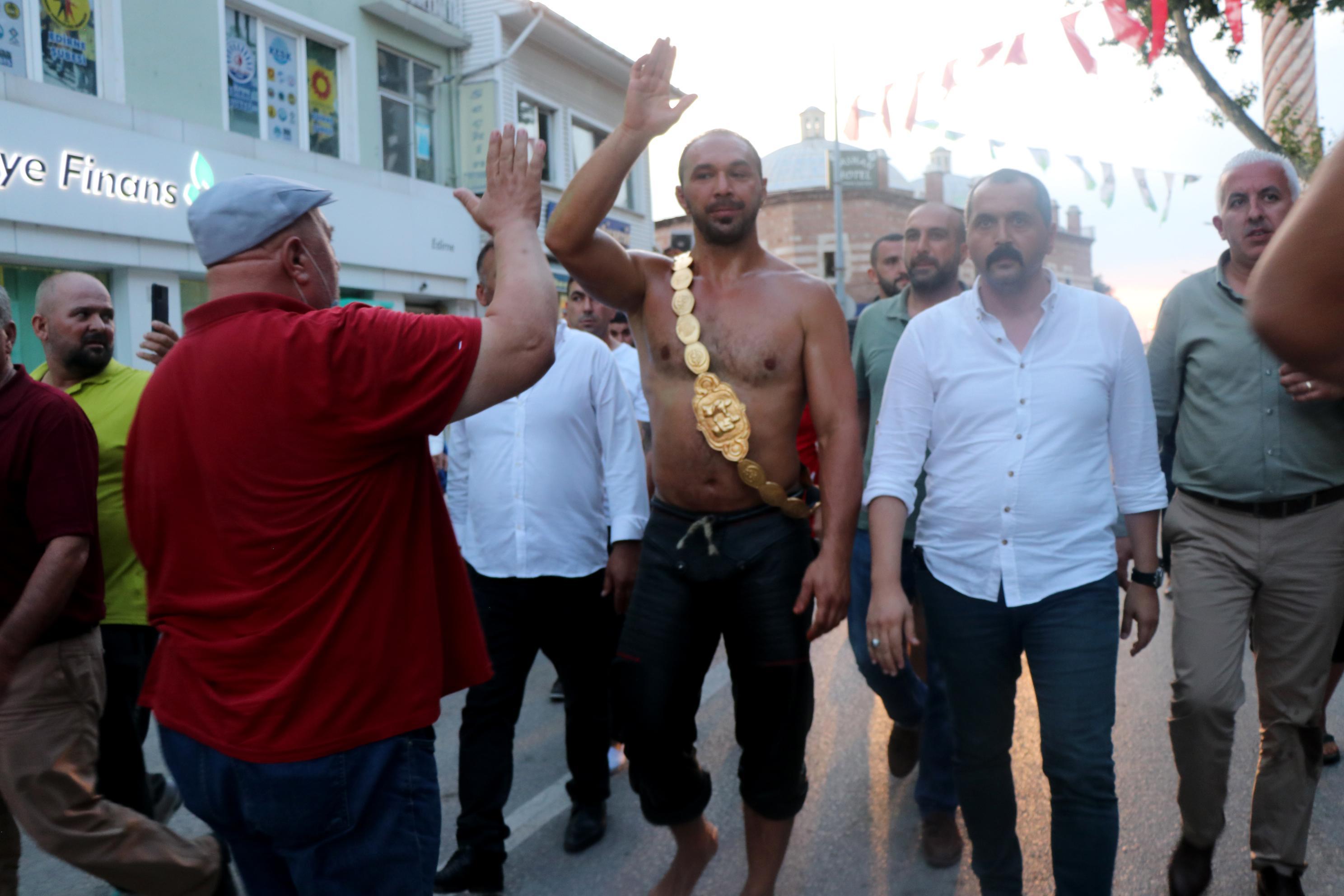 Başpehlivan Ali Gürbüz, hamam ritüelini bozmadı