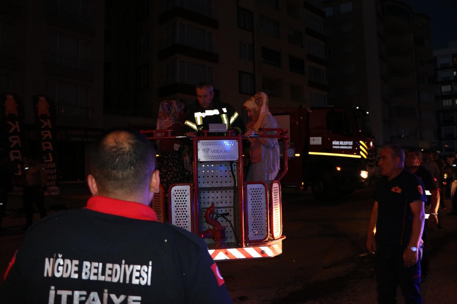 Niğdede apartman yangını; 10 kişi dumandan etkilendi