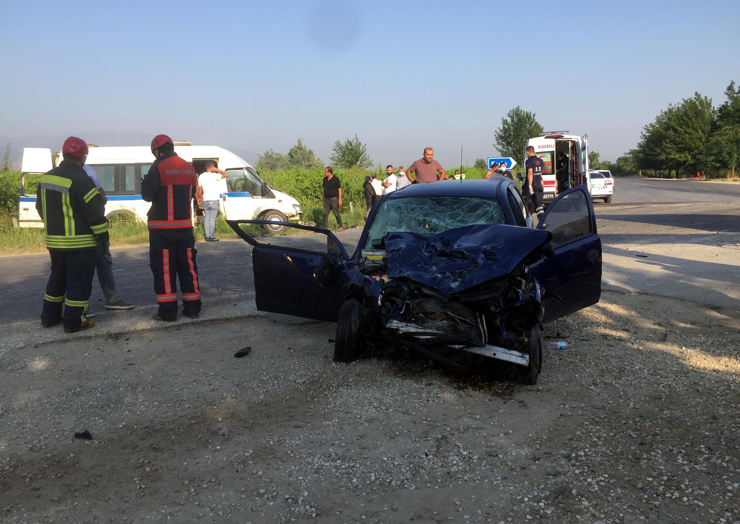 Tarım işçilerinin minibüsü otomobille çarpıştı: 2 ölü, 9 yaralı