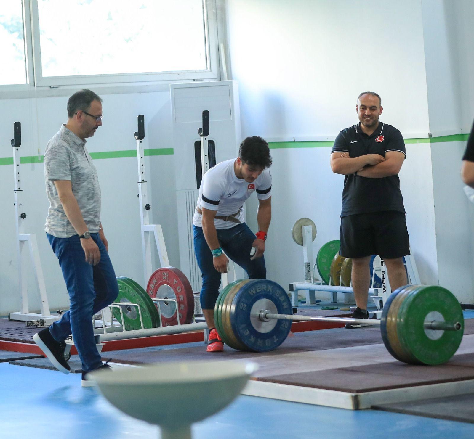 Bakan Kasapoğlu, Olimpiyat Hazırlık Merkezini ziyaret etti