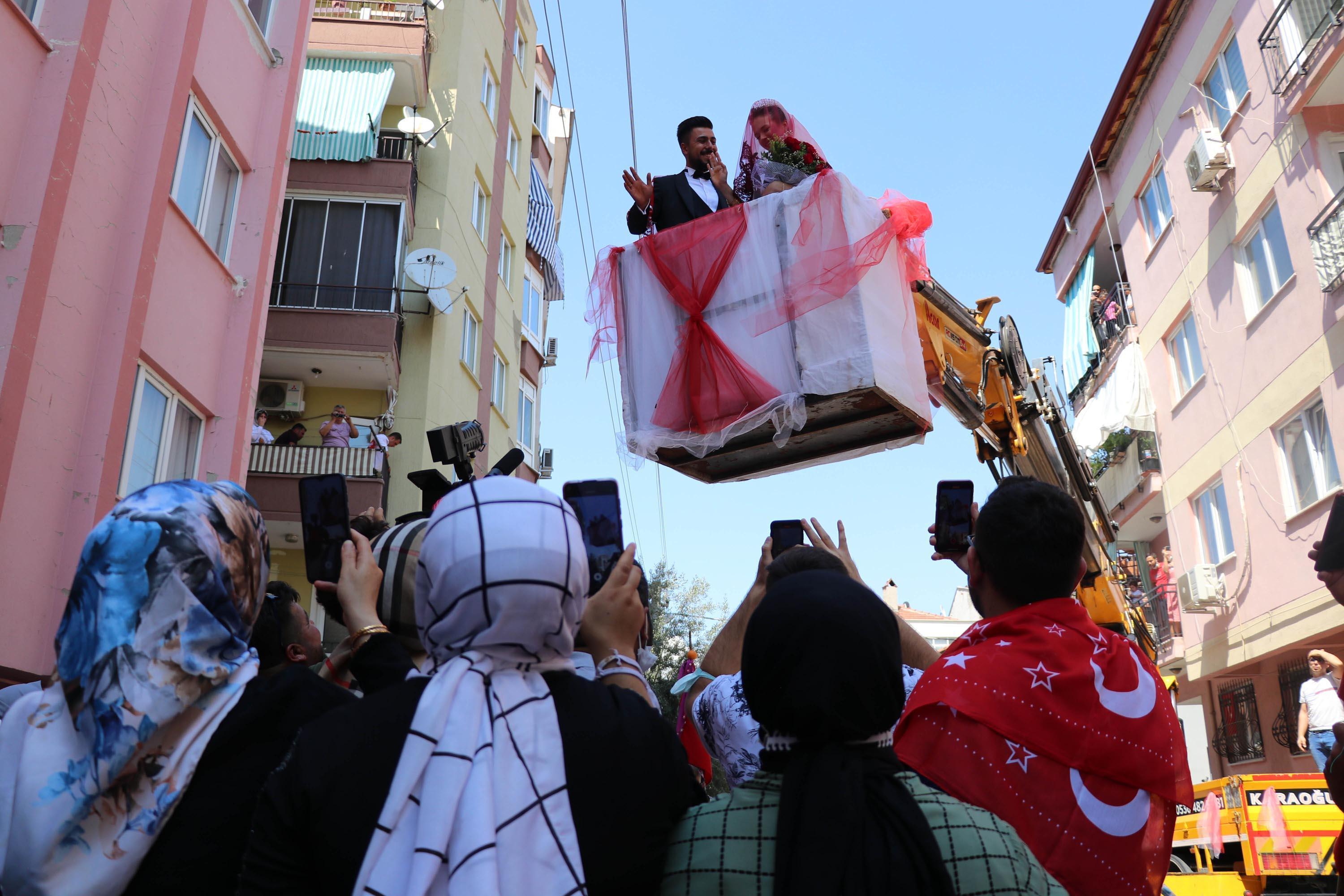 Damat, gelini süslediği vinçle aldı