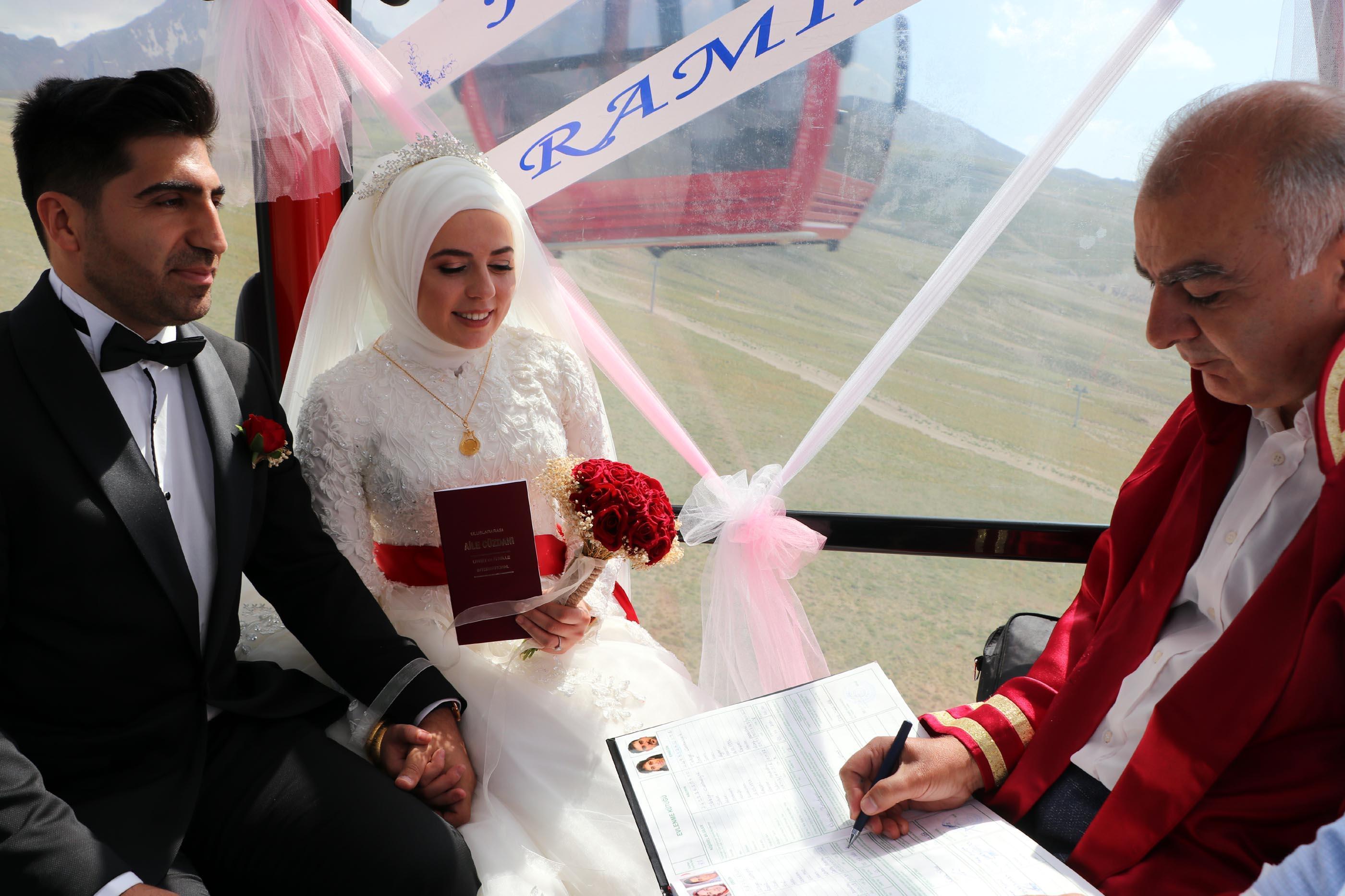 Kayseride genç çift teleferikte evlendi
