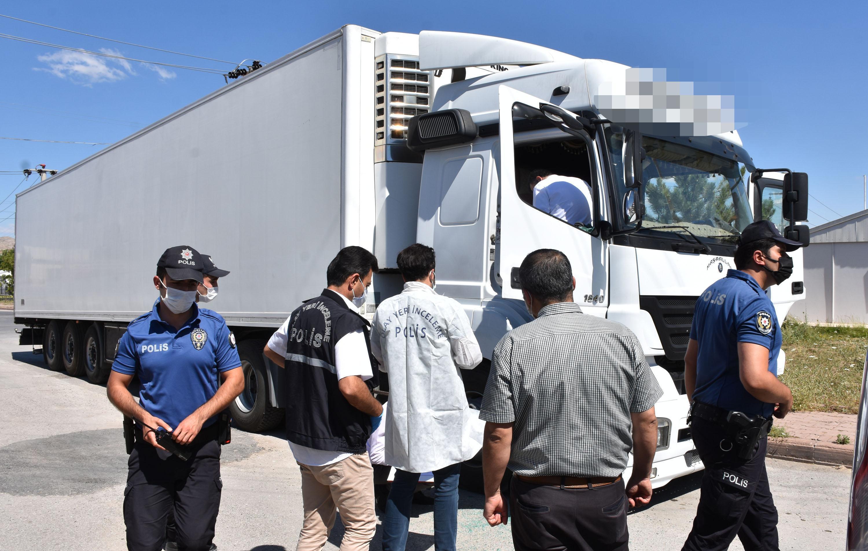 TIR şoförü aracının içinde ölü bulundu