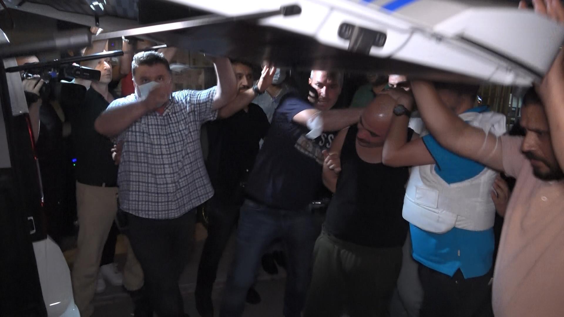 Polis aracına pompalı ile ateş açıp, kılıçla direnen şüpheli operasyonla yakalandı