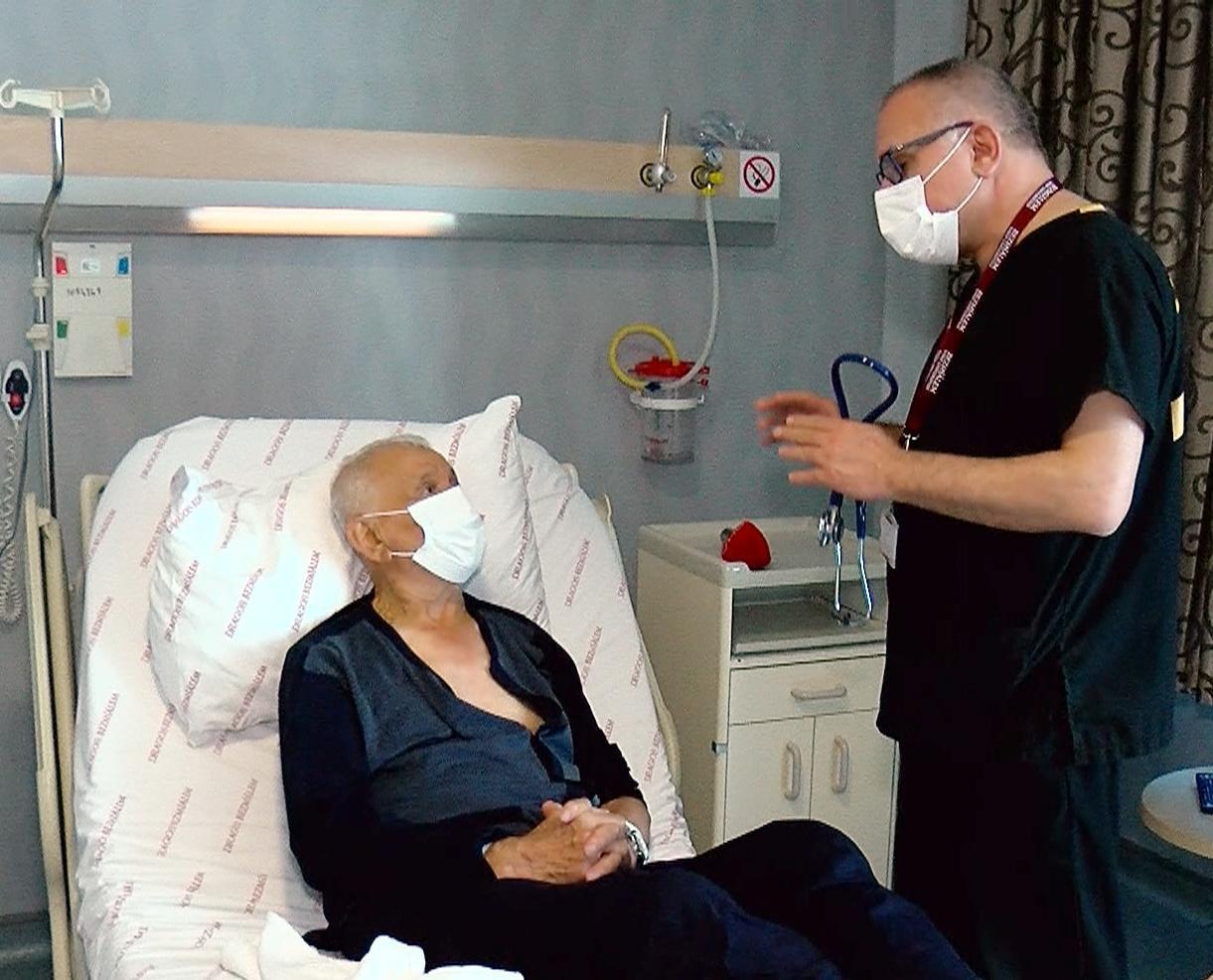Ameliyattan kaçan hastası için doktoru imkansızı başardı; 3 santimlik kesiden kalbini onardı