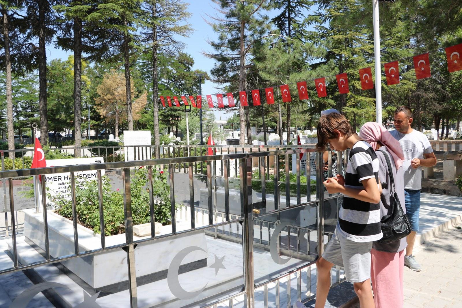 Ömer Halisdemir’in kabrine ziyaretçi akını