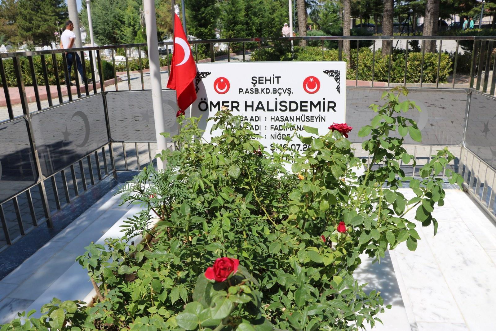 Ömer Halisdemir’in kabrine ziyaretçi akını