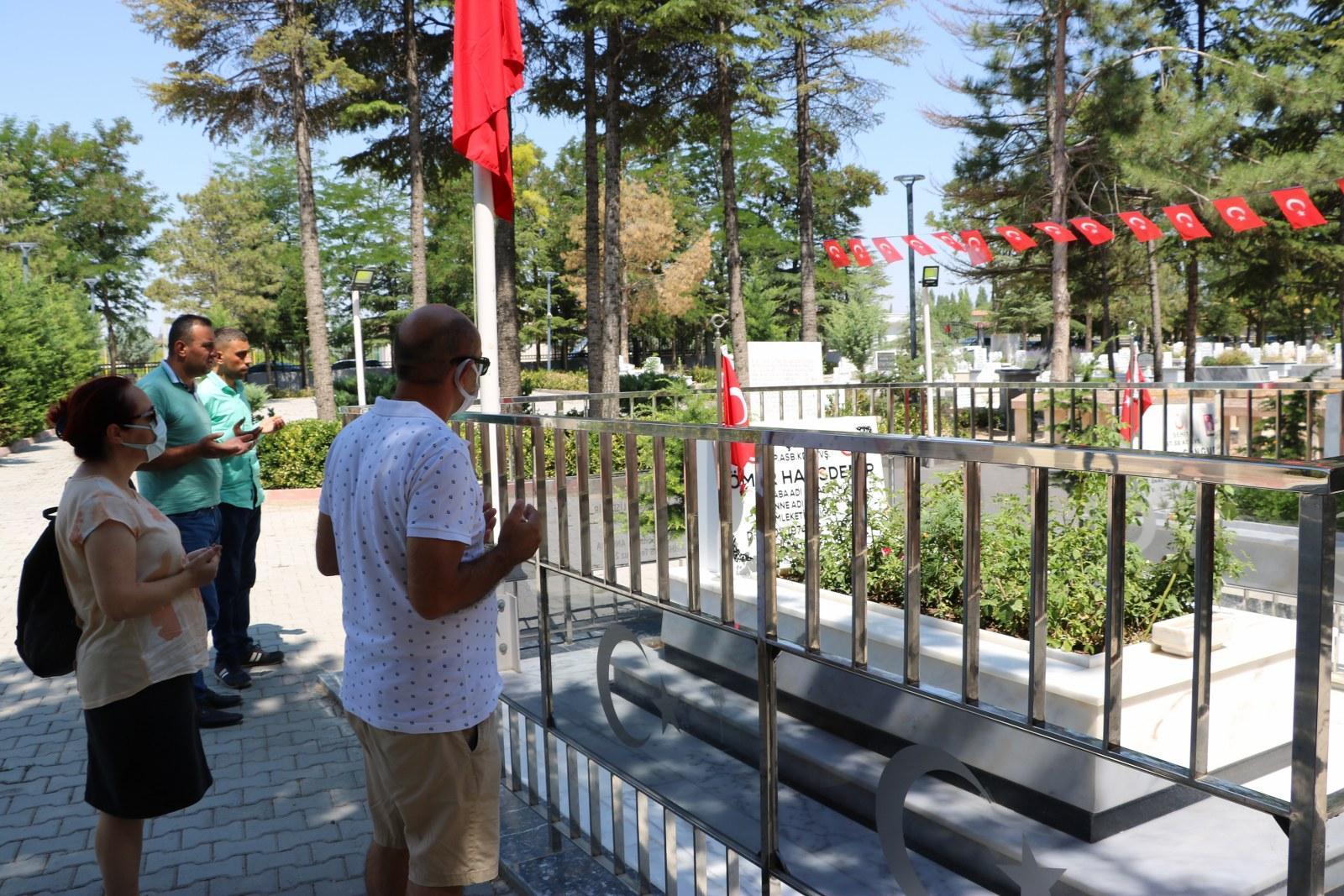 Ömer Halisdemir’in kabrine ziyaretçi akını