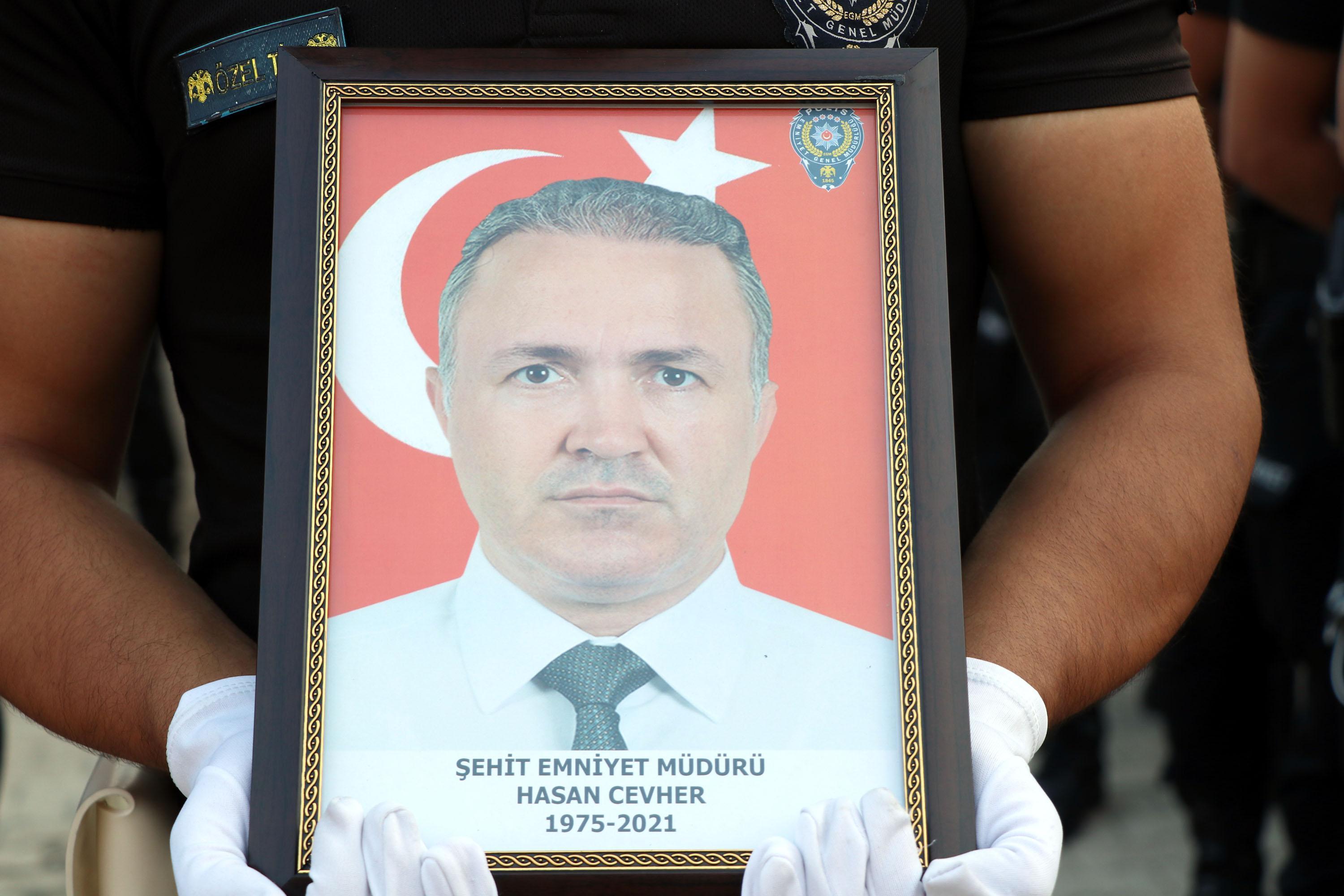Hakkari Emniyet Müdür Yardımcısı Cevher, polis memurunun saldırısında şehit oldu