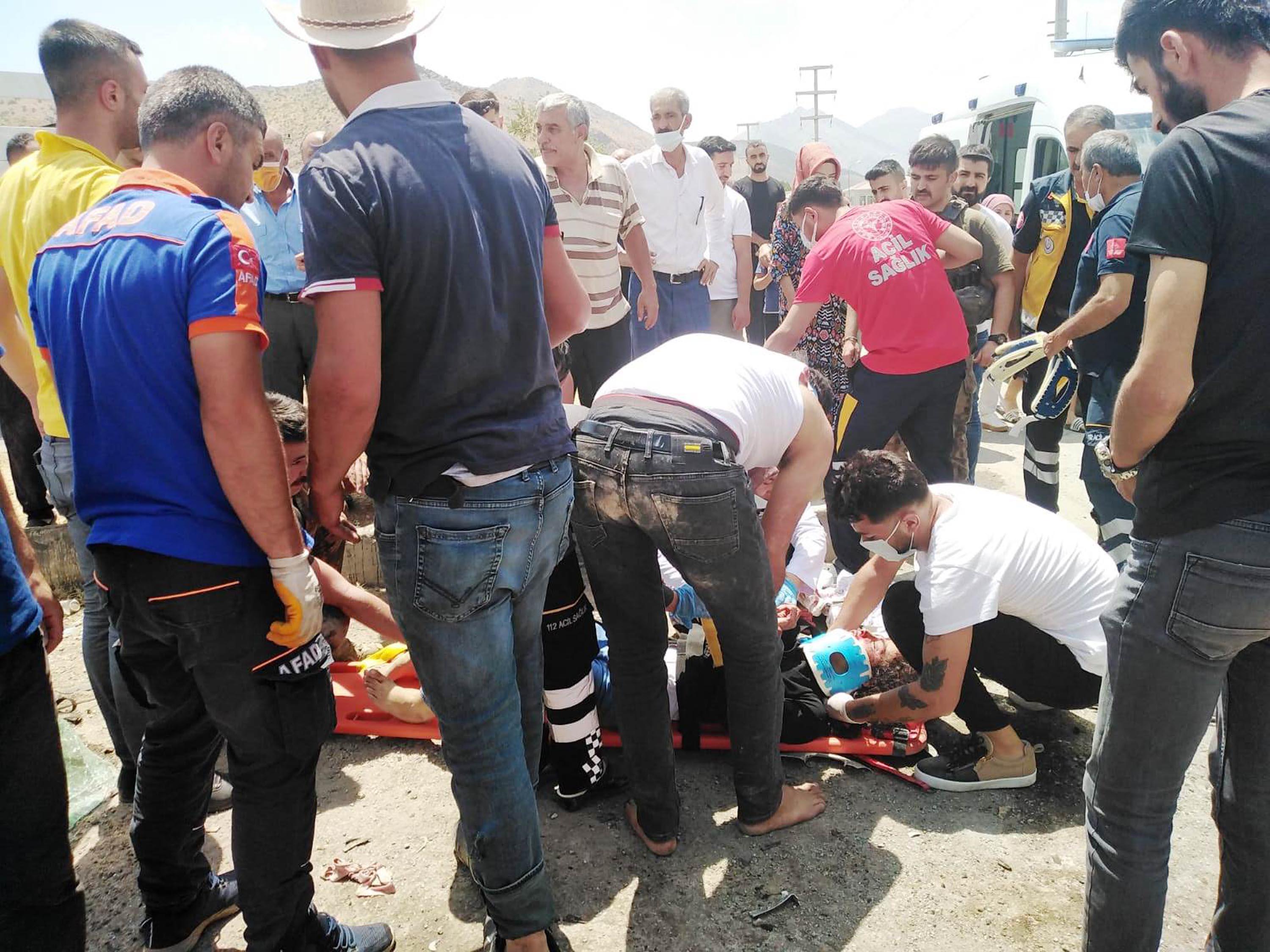 Bitlis’te çekici ile çarpışan minibüs takla attı: 1’i ağır 4 yaralı