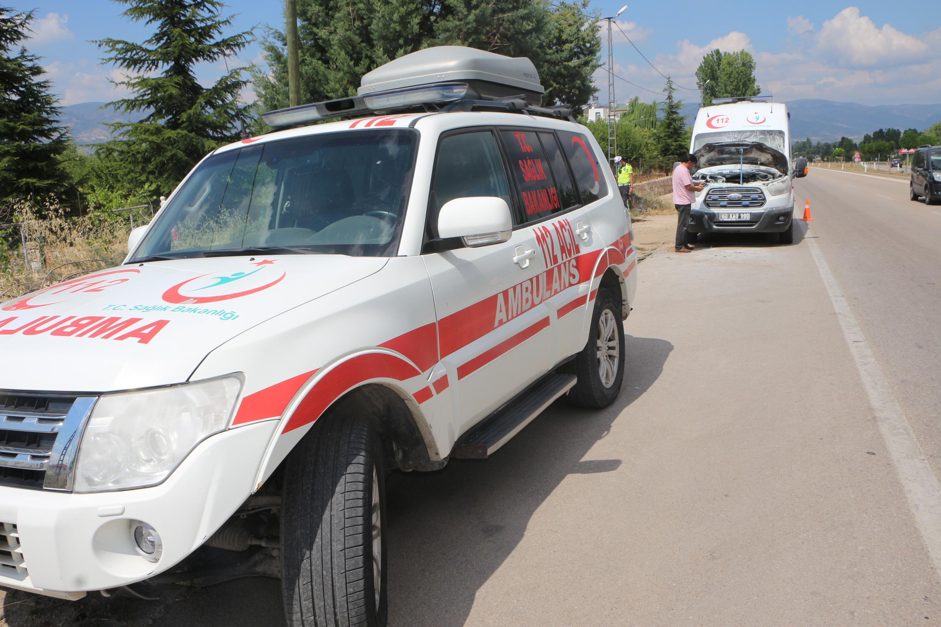 Hasta nakledilen ambulanstaki yangını sürücü söndürdü