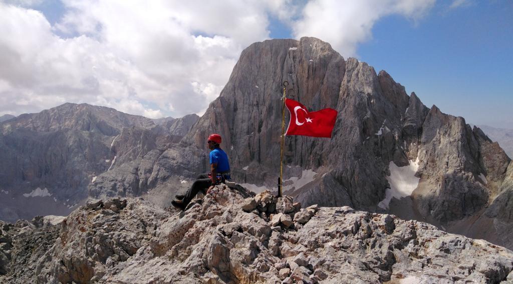 Aladağların zirvesinde 7 Türk bayrağı