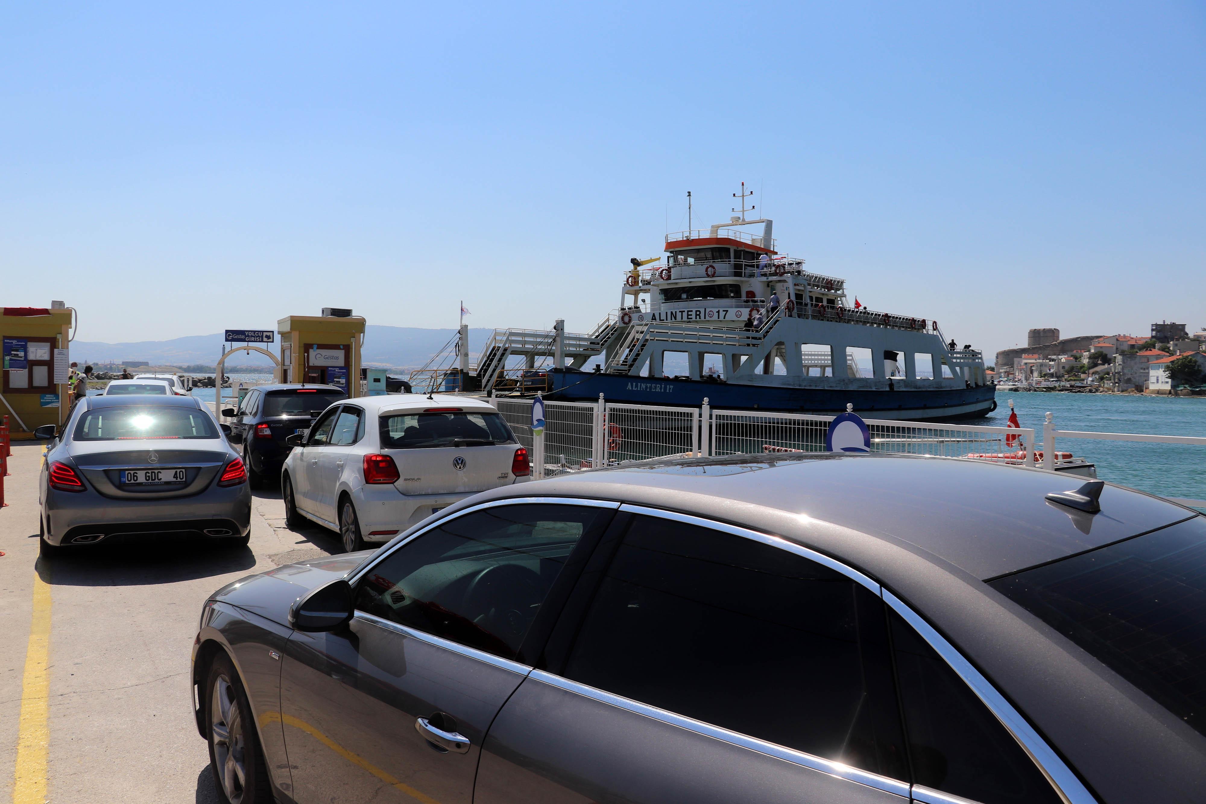 Çanakkalede, feribot iskelelerinde bayram tatili yoğunluğu