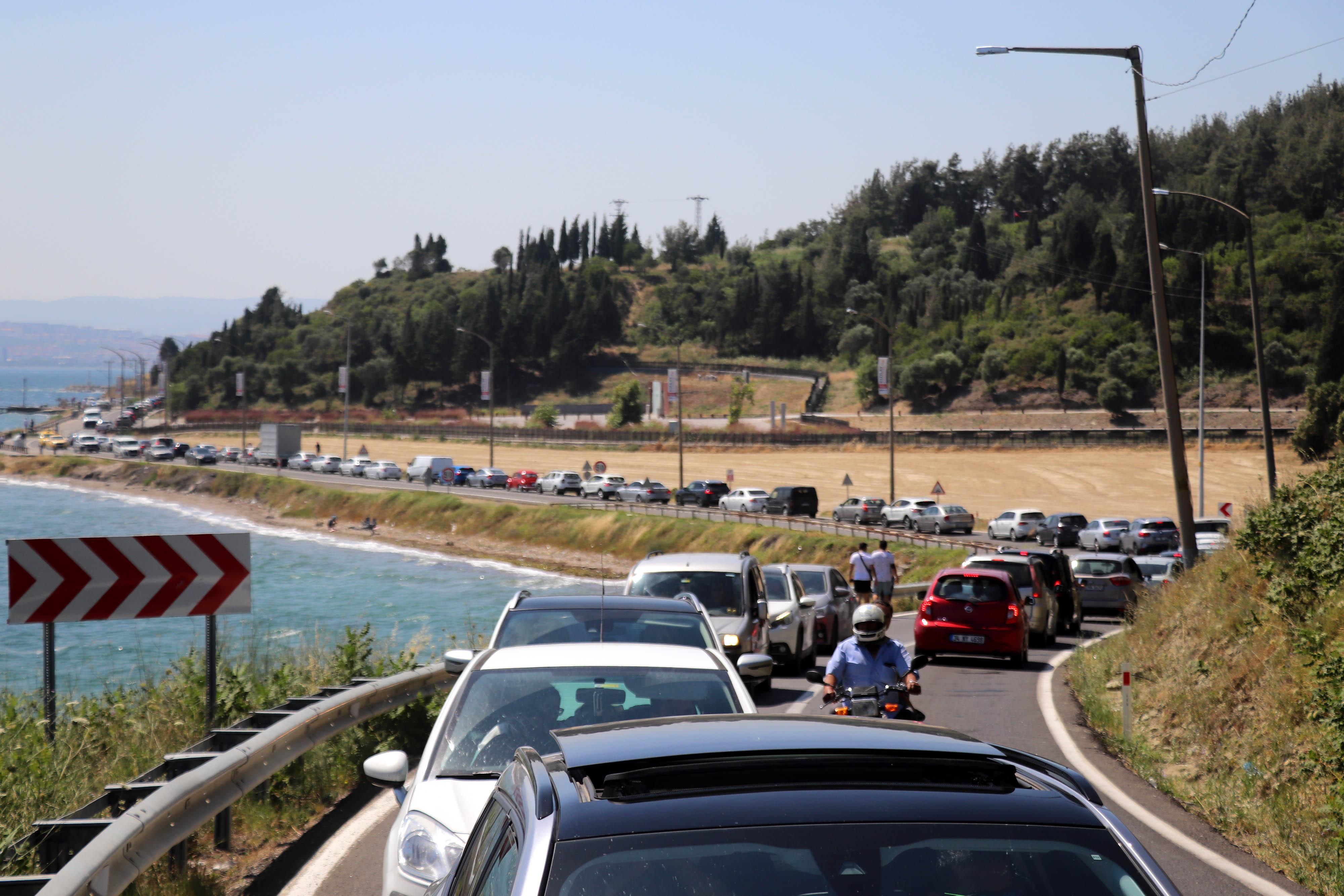 Çanakkalede, feribot iskelelerinde bayram tatili yoğunluğu