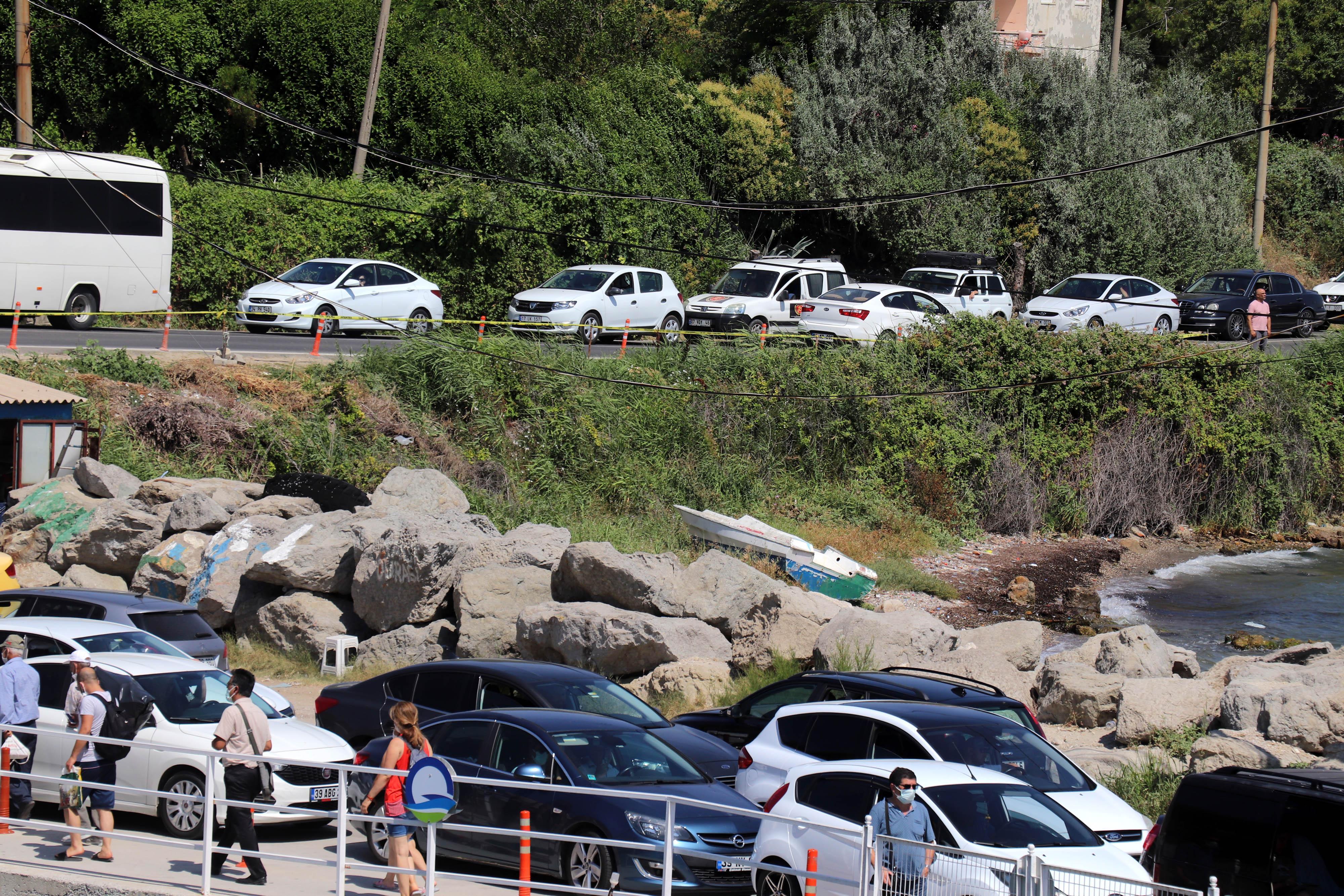 Çanakkalede, feribot iskelelerinde bayram tatili yoğunluğu
