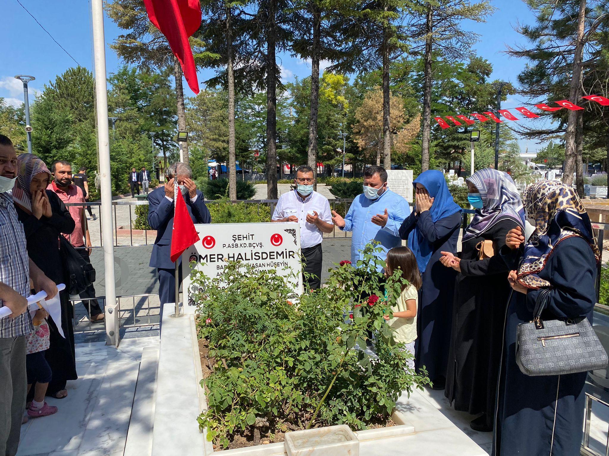 15 Temmuzun yıl dönümünde Ömer Halisdemir’in kabri ziyaretçilerle dolup taştı