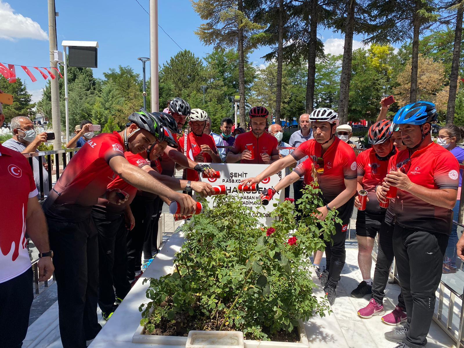 15 Temmuzun yıl dönümünde Ömer Halisdemir’in kabri ziyaretçilerle dolup taştı