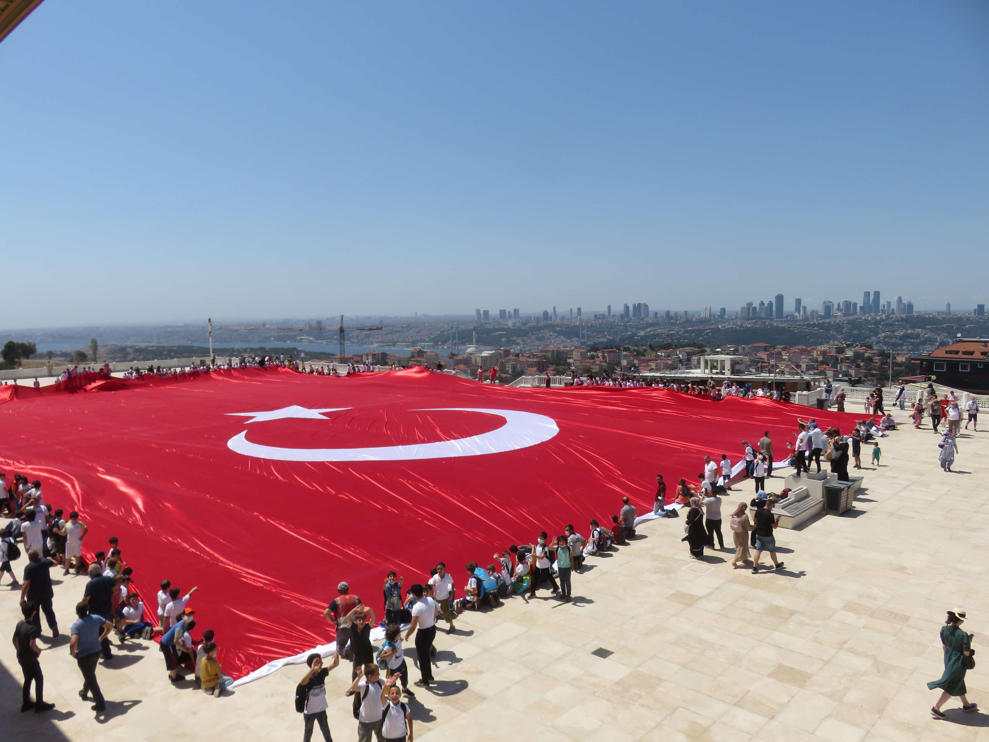 Çamlıca Camii avlusunda dev Türk bayrağı açıldı