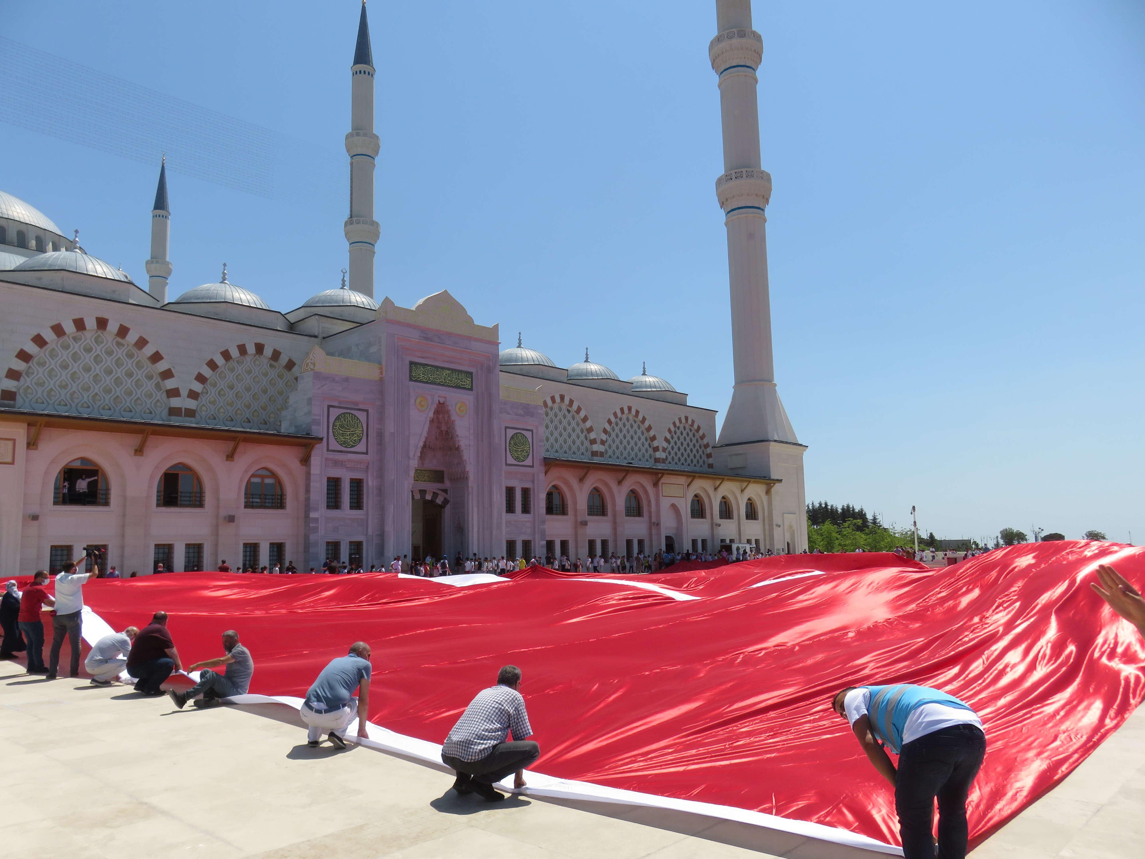 Çamlıca Camii avlusunda dev Türk bayrağı açıldı