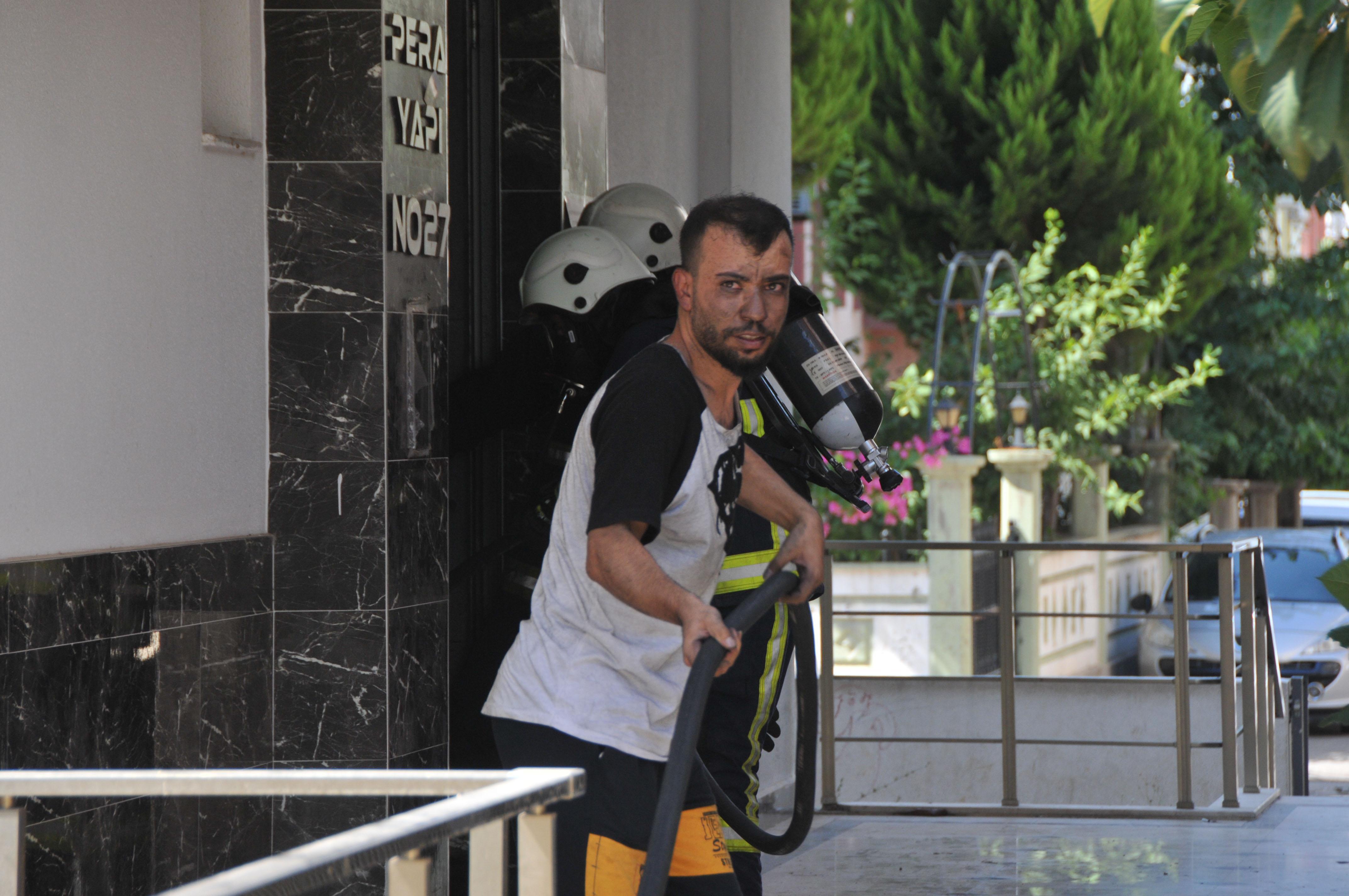 Üst kattaki daire yandı; itfaiyeyi gören komşuları Aa komşumuzun evi mi yanmış dedi