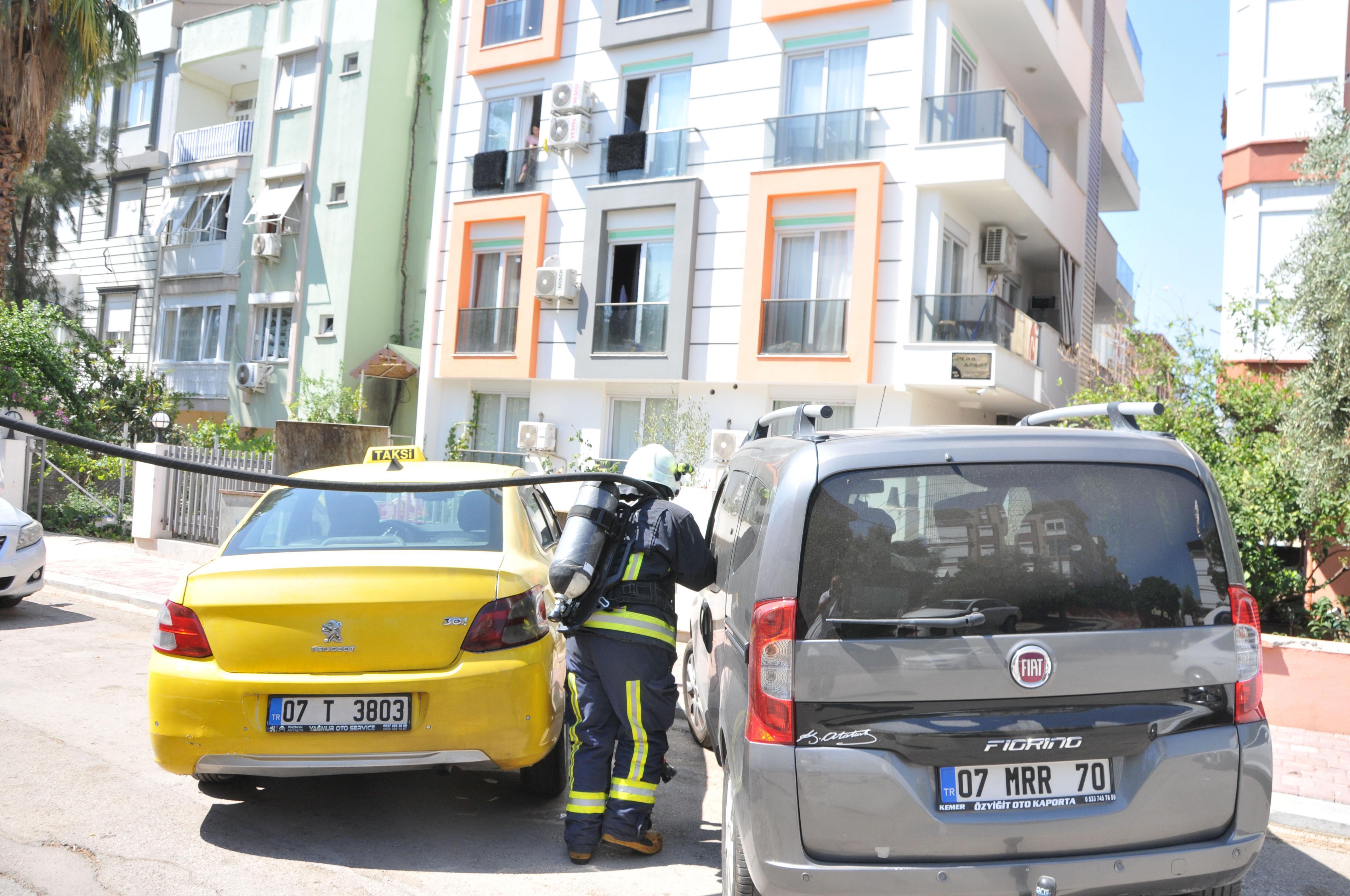 Üst kattaki daire yandı; itfaiyeyi gören komşuları Aa komşumuzun evi mi yanmış dedi