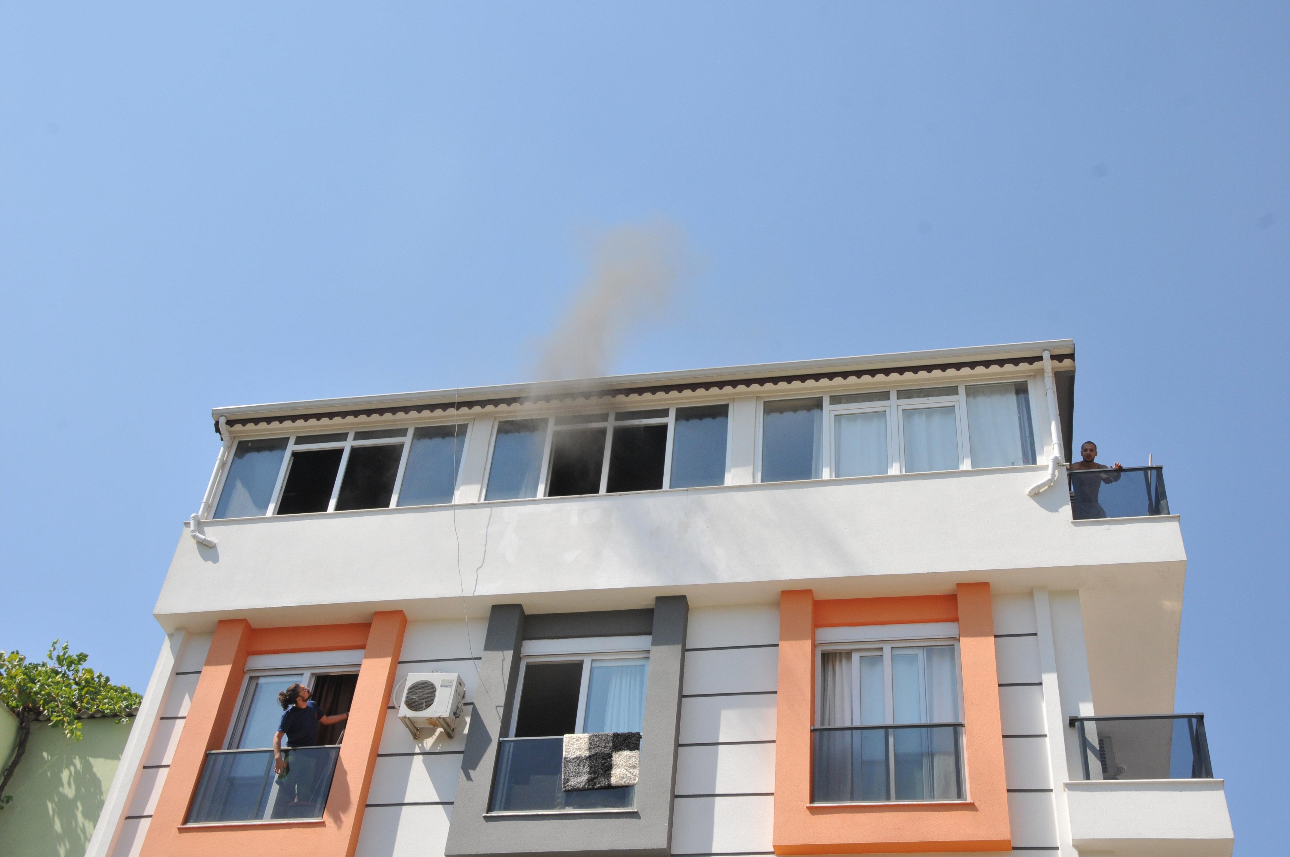 Üst kattaki daire yandı; itfaiyeyi gören komşuları Aa komşumuzun evi mi yanmış dedi