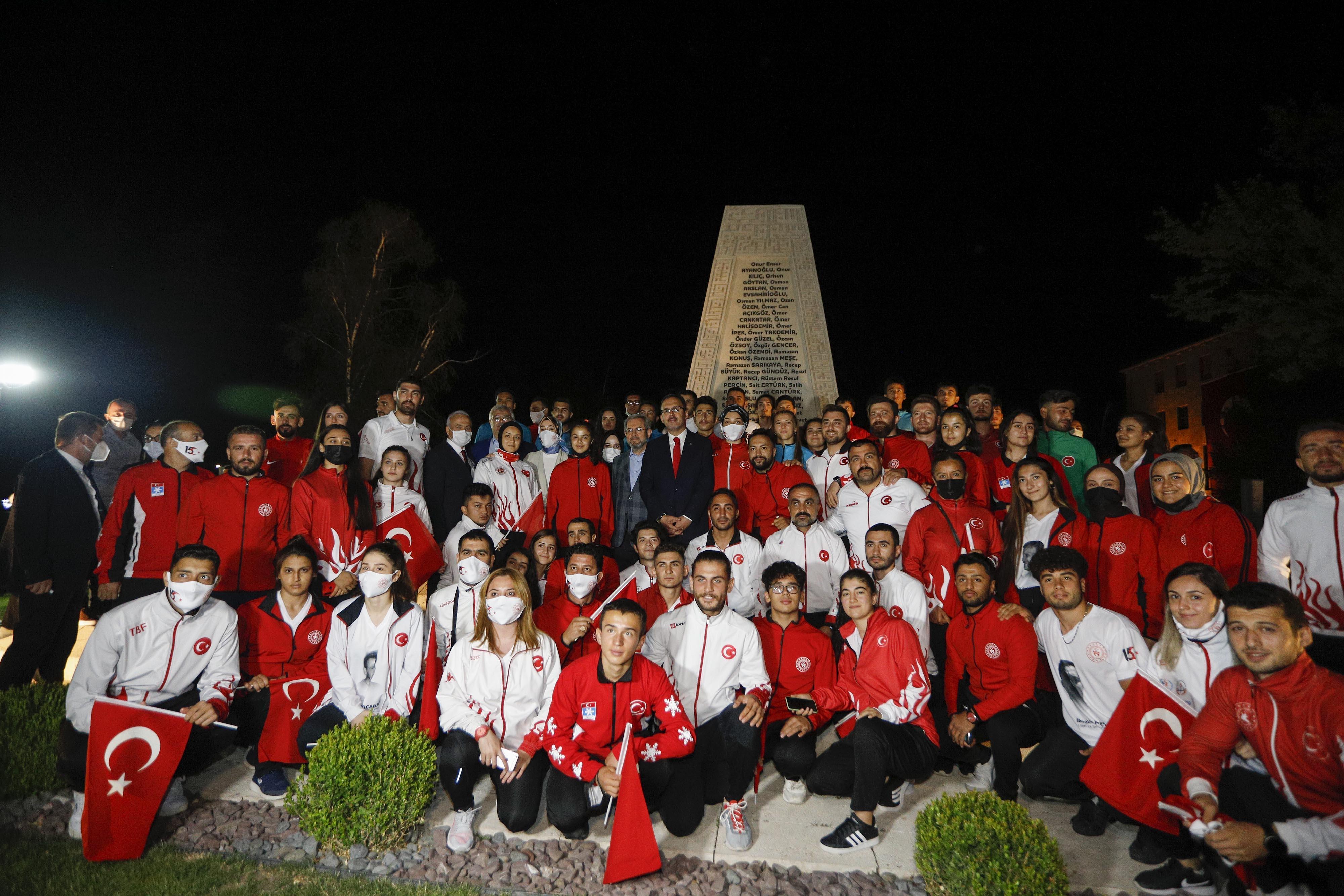 Şentop ve Kasapoğlu, milli sporcularla 15 Temmuz şehitlerini andı
