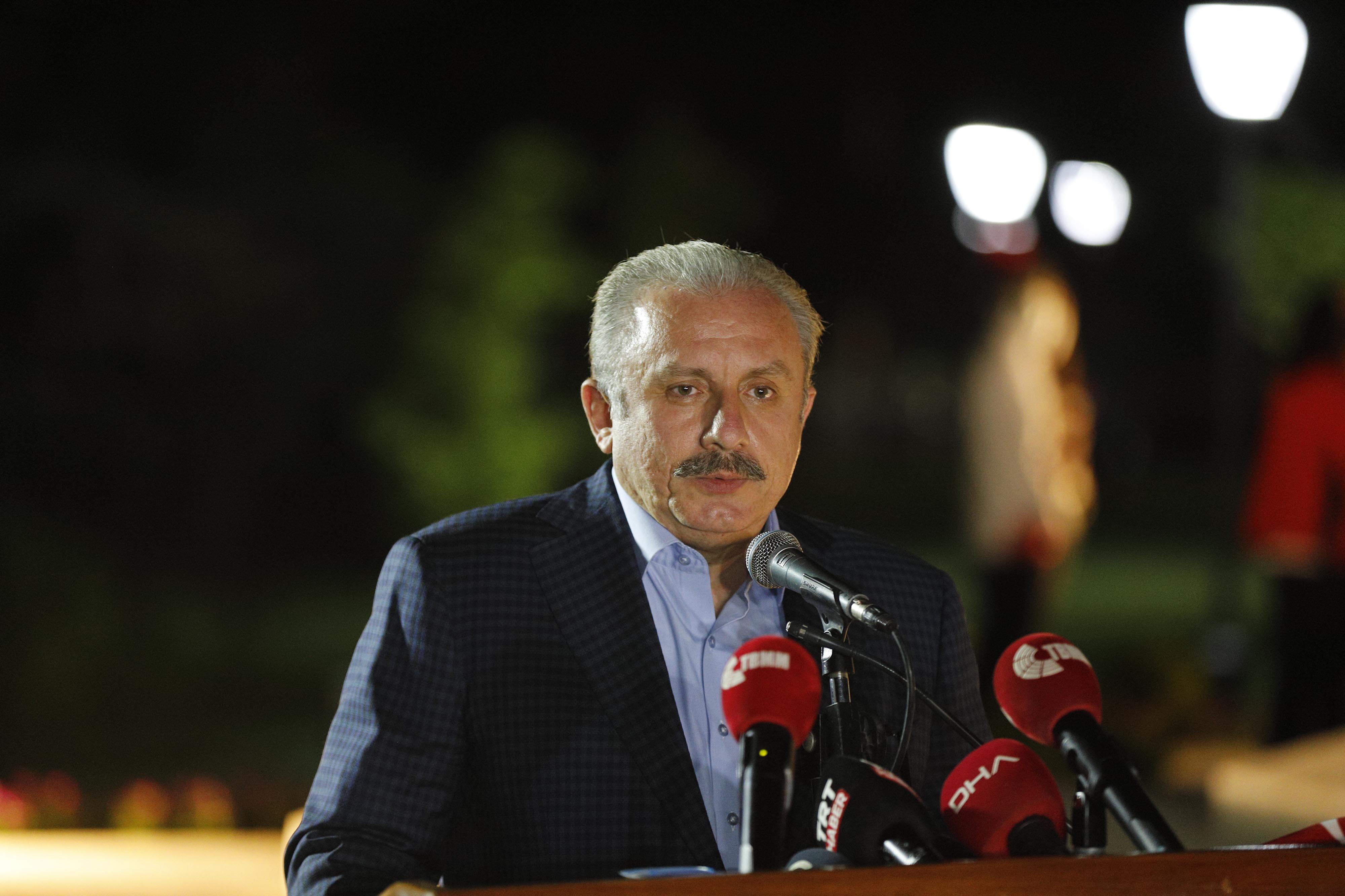 Şentop ve Kasapoğlu, milli sporcularla 15 Temmuz şehitlerini andı