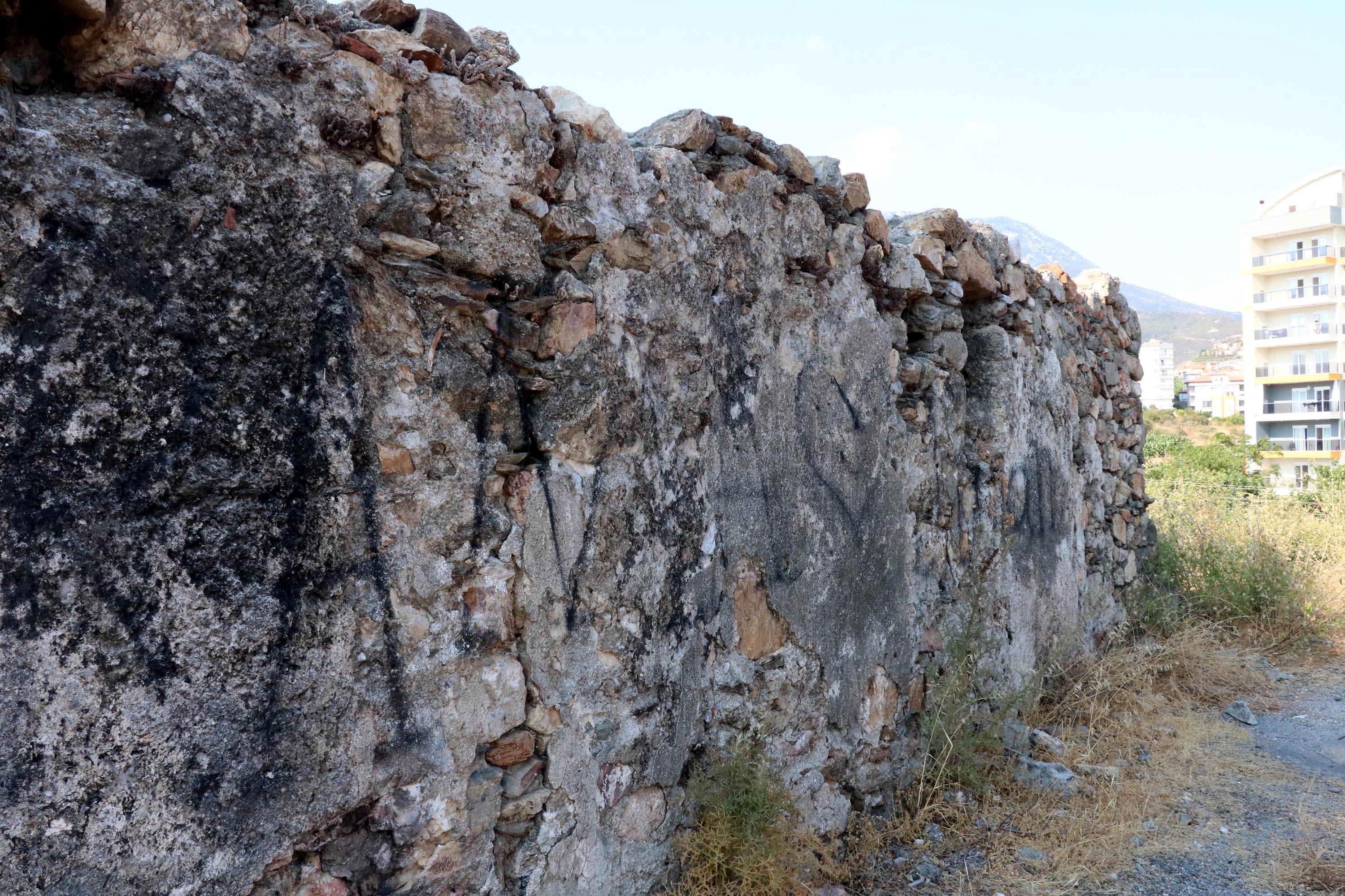 Naula Antik Kentinin duvarları karalama defteri gibi