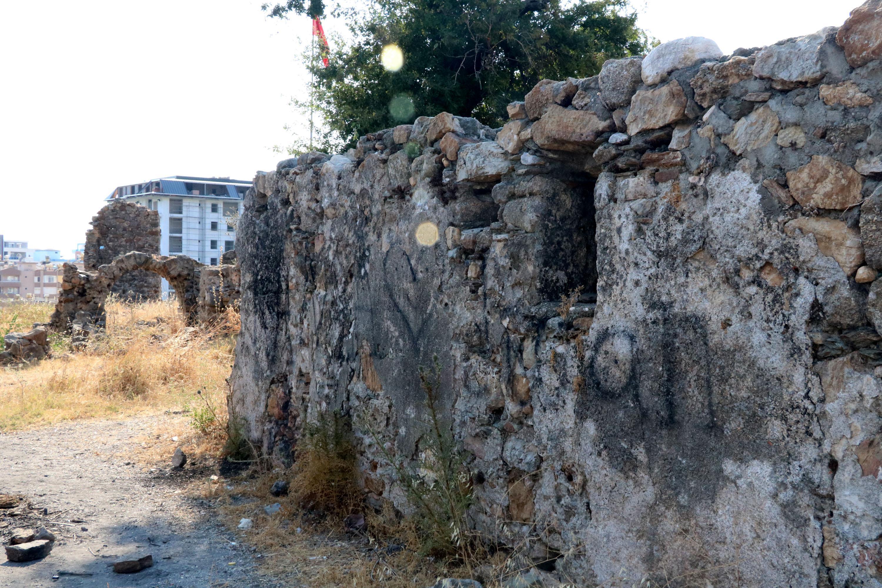 Naula Antik Kentinin duvarları karalama defteri gibi