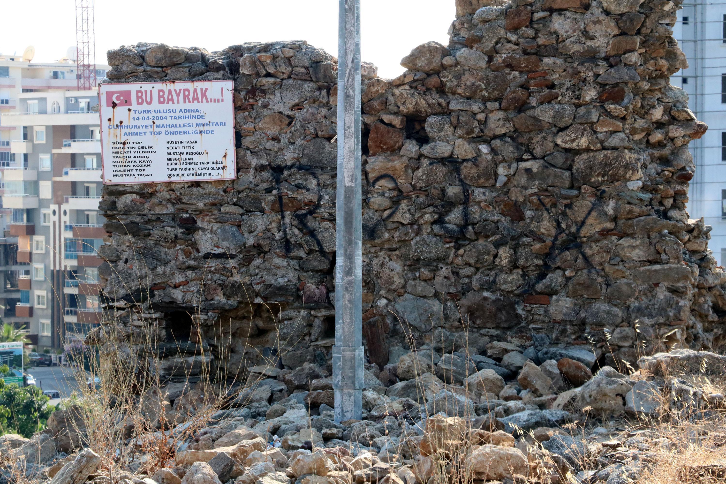 Naula Antik Kentinin duvarları karalama defteri gibi