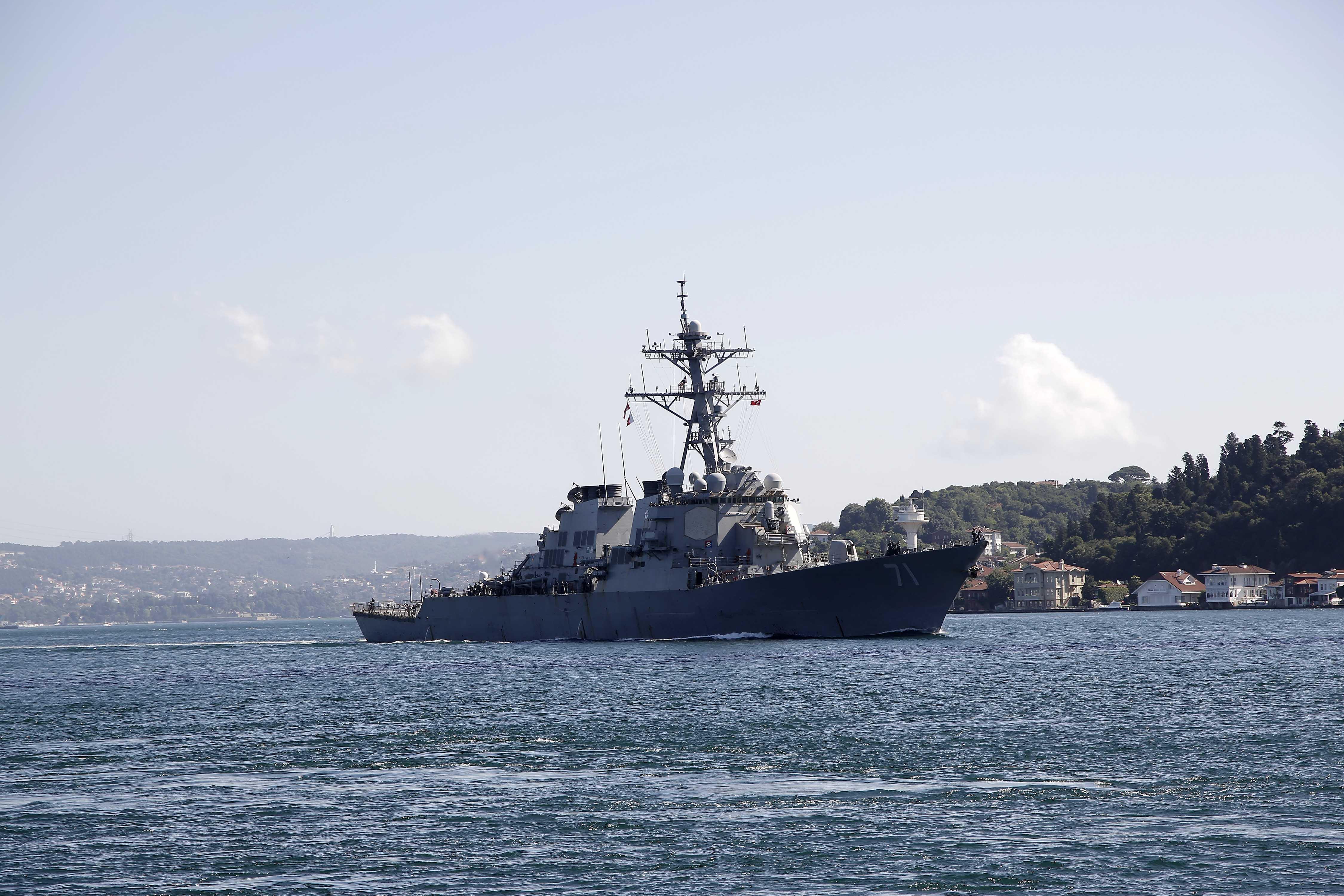 ABD savaş gemisi İstanbul Boğazından geçti
