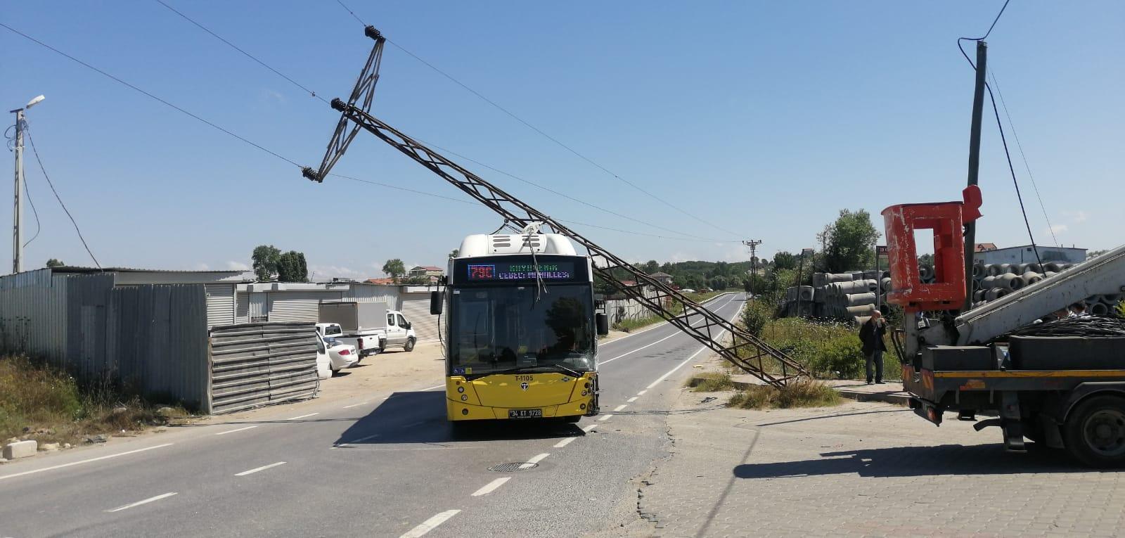 Başakşehirde otomobilin çarptığı elektrik direği İETT otobüsünün üstüne devrildi; 3 yaralı