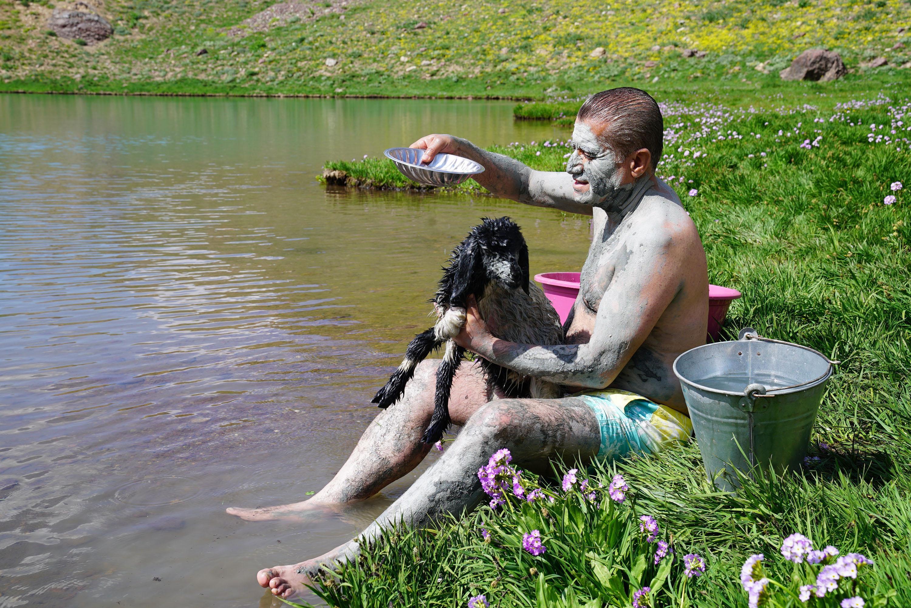Türkücü Aydın Aydın, 3 bin 200 rakımlı İkiyakada kar ve çamur banyosu yaptı