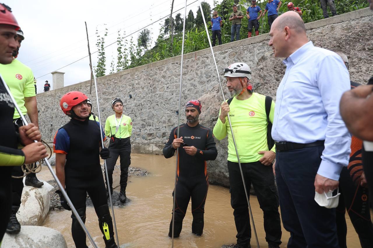 Rizede heyelanda evler askıda kaldı