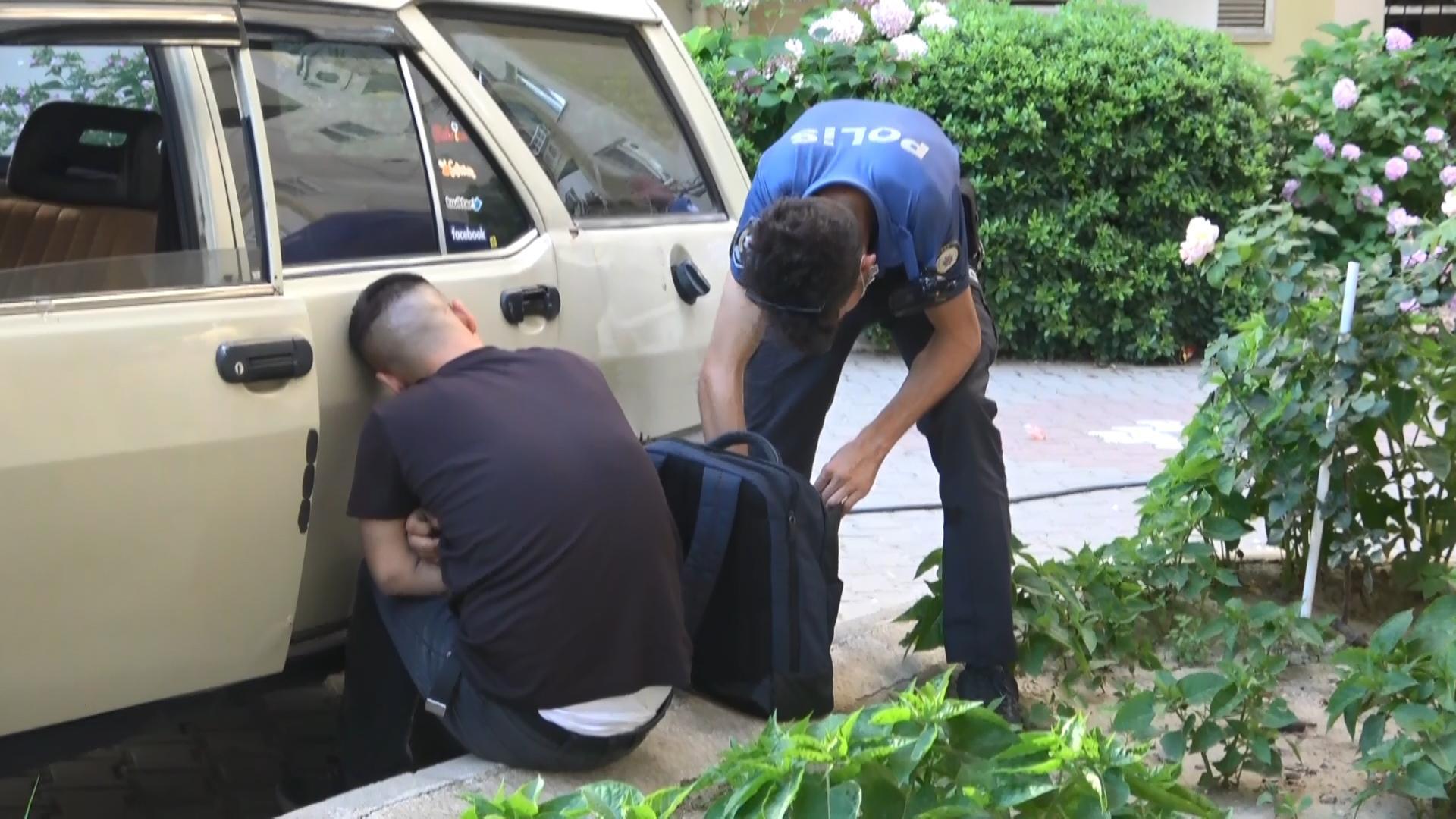 Otomobilde uyurken yakalandı; Ne yapıyorsun sorusuna Uyumuşum cevabını verdi