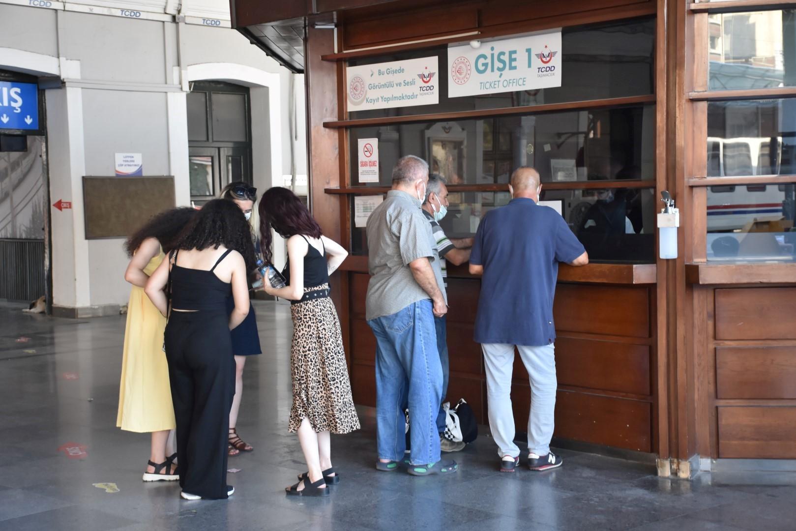 Otobüs fiyatlarını pahalı bulan tatilcilerin tercihi tren oldu