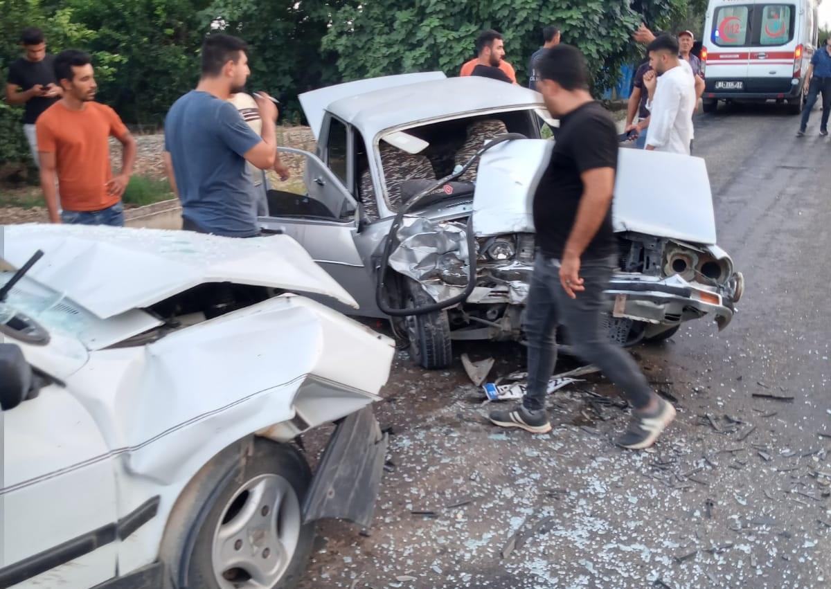 Adanada 2 otomobil kafa kafaya çarpıştı: 2 yaralı