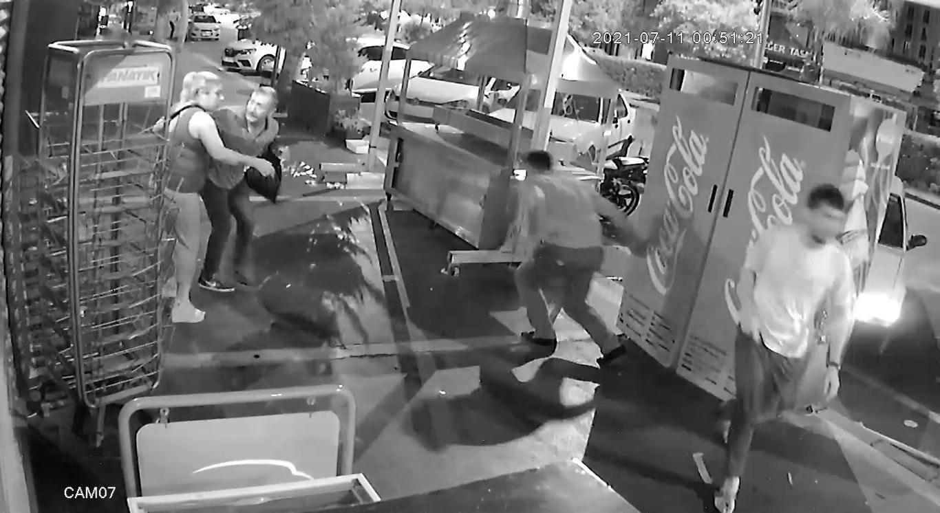 Restoran işletmecisine silahlı saldırı ve müşterilerin paniği kamerada