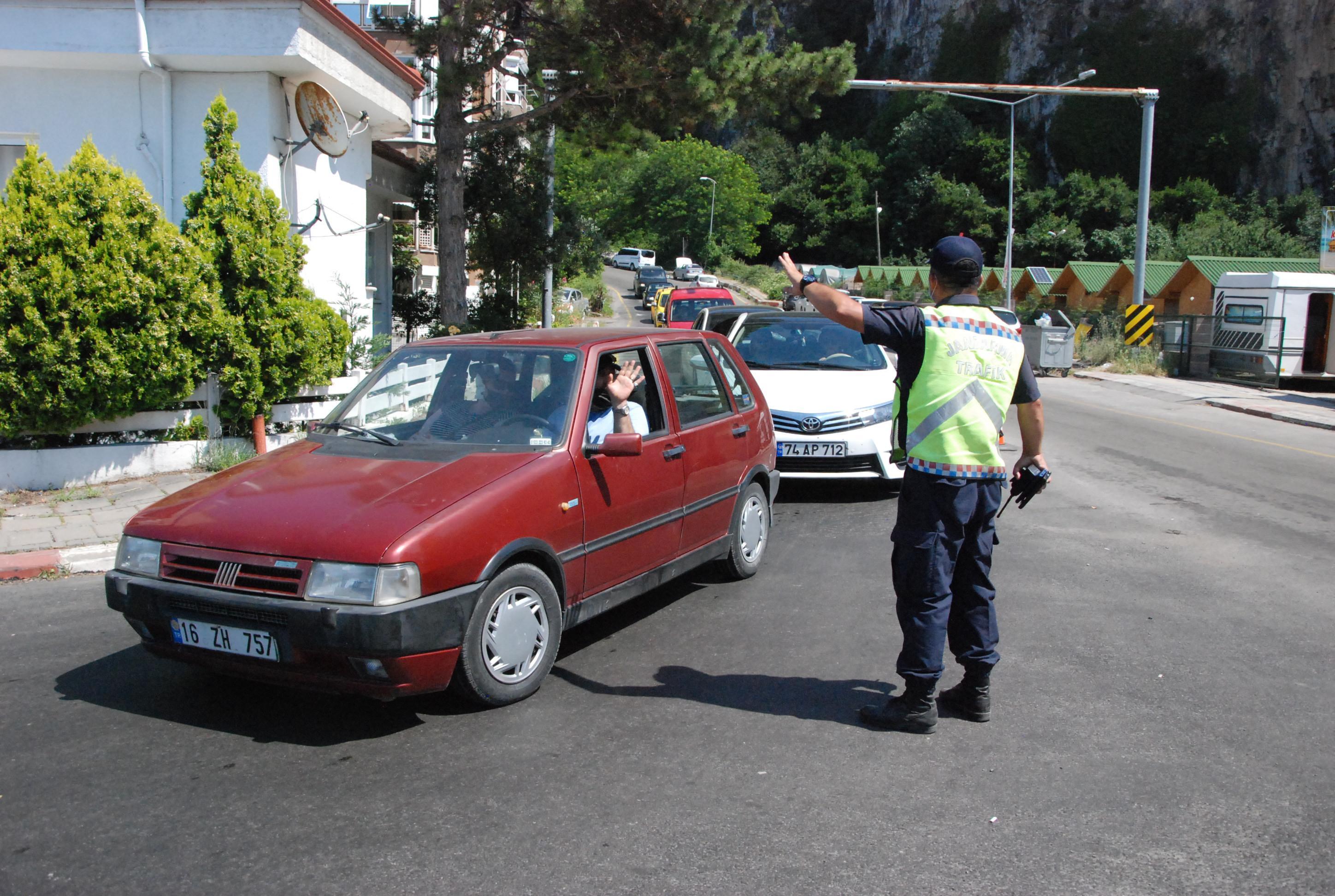 Bartında İnkum doldu, araç geçişine izin verilmedi