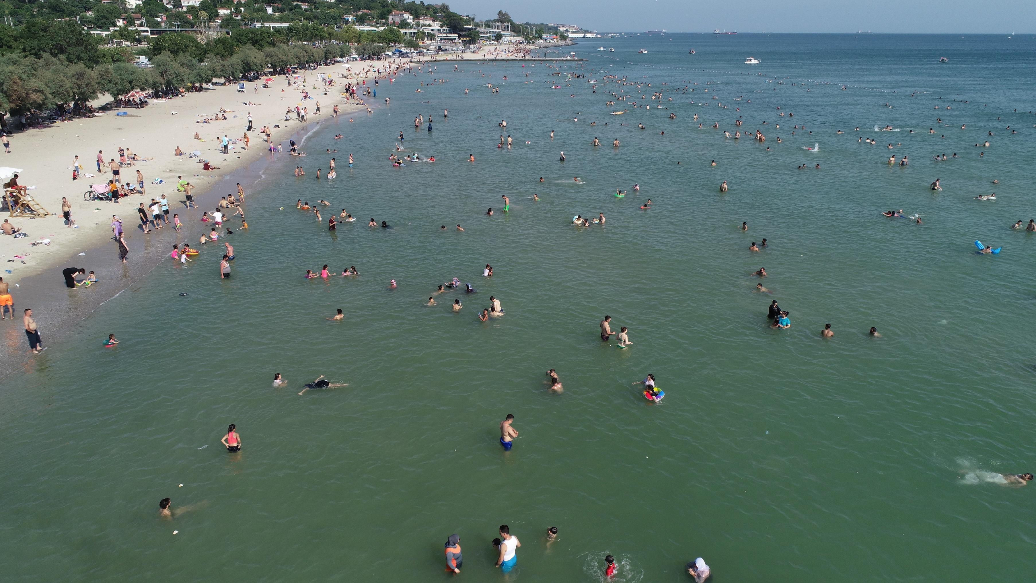 Menekşe Plajında en kalabalık günlerden biri yaşandı