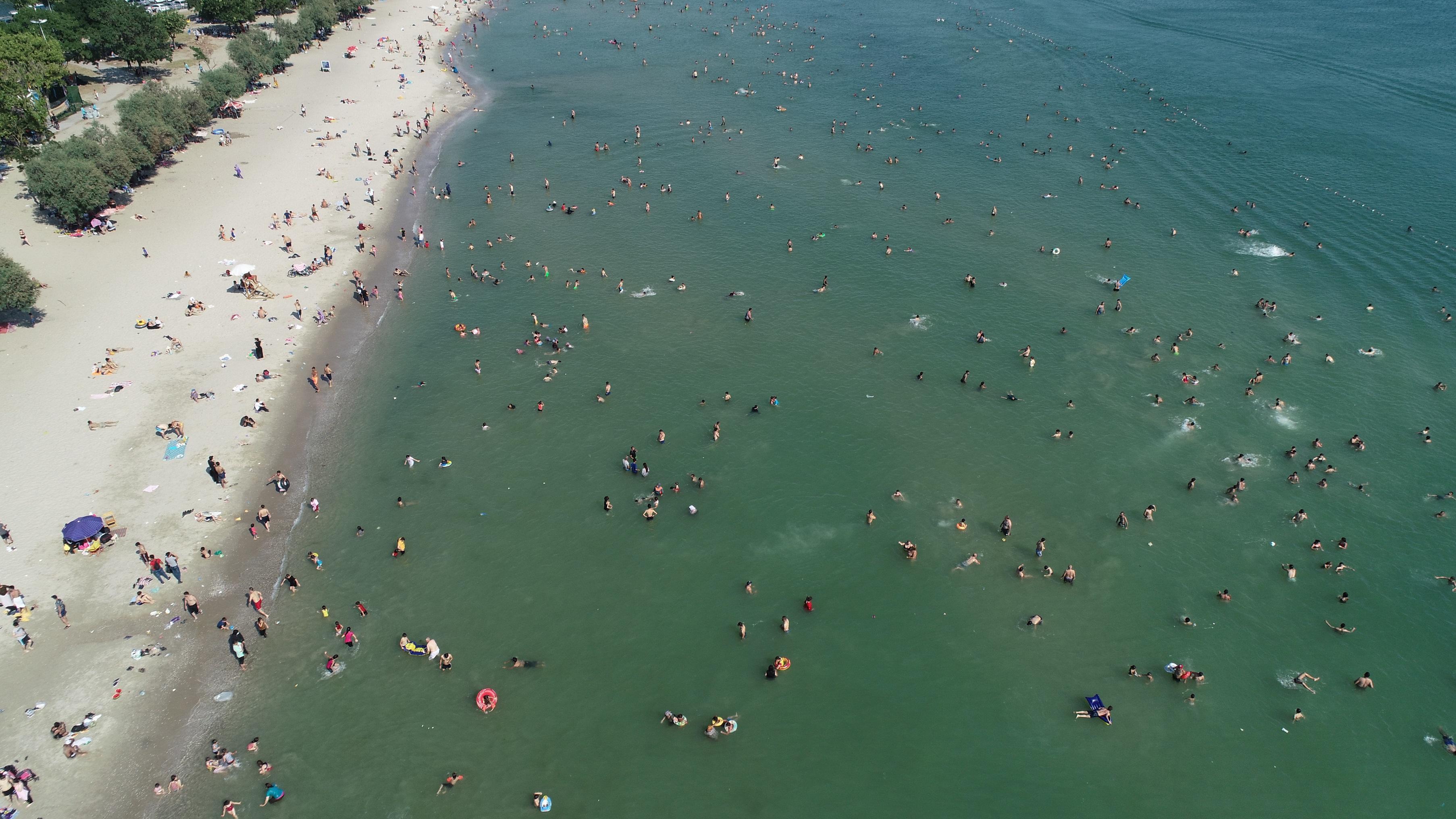 Menekşe Plajında en kalabalık günlerden biri yaşandı