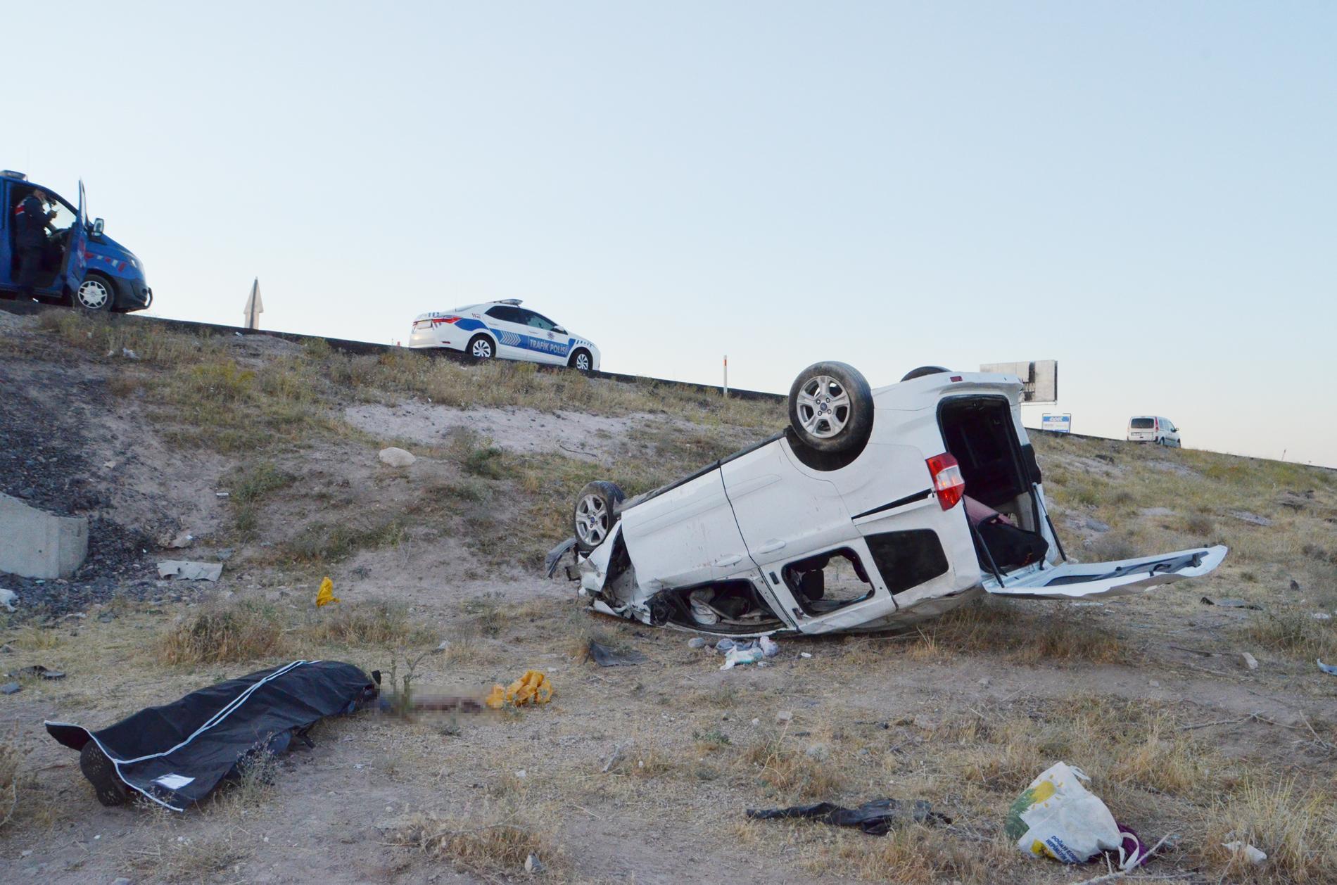 Hafif ticari araç otomobile arkadan çarptı: 2 ölü, 7 yaralı