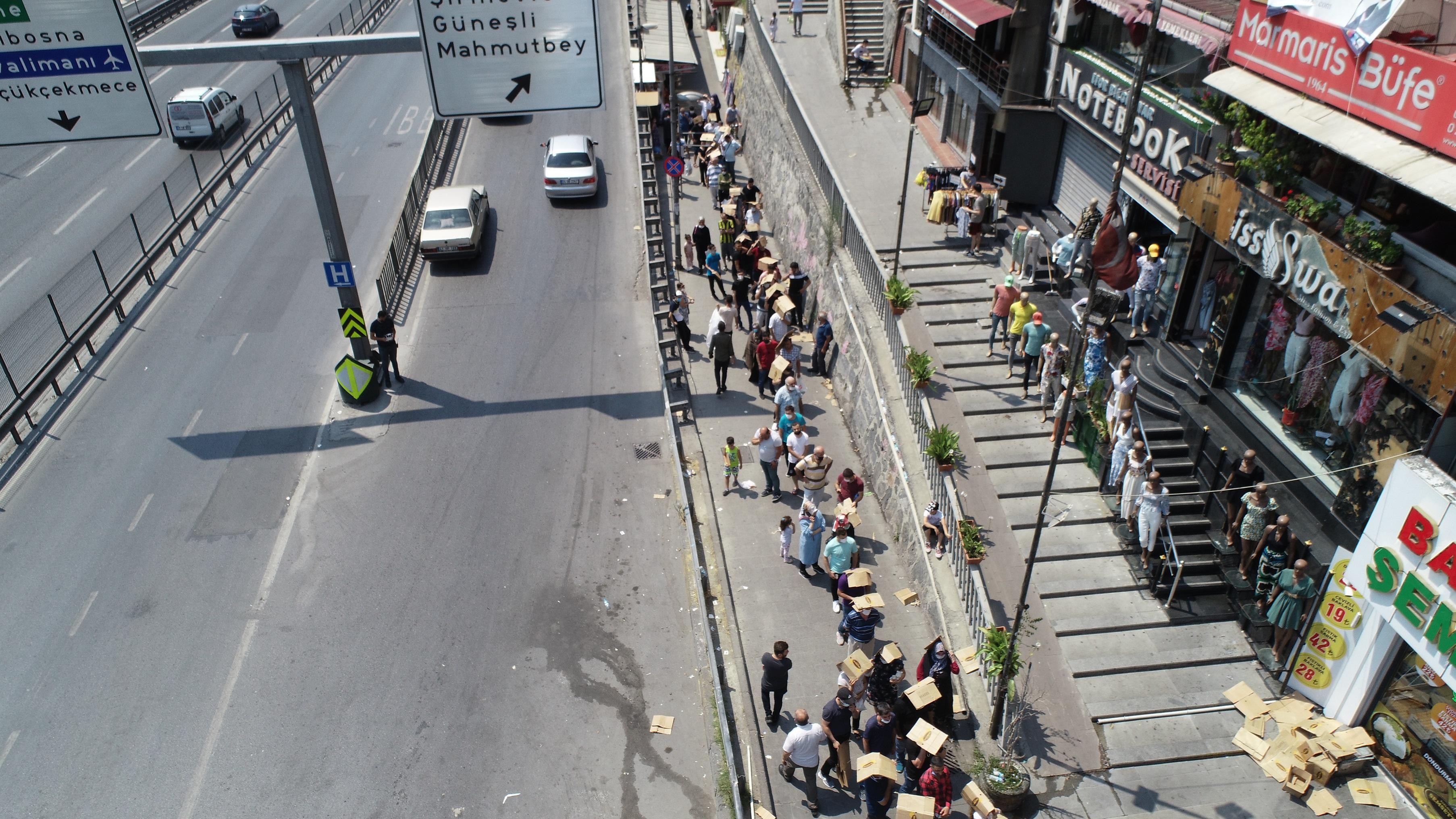 Bahçelievlerde ucuz baklava kuyruğu; Kartonlarla güneşten korundular