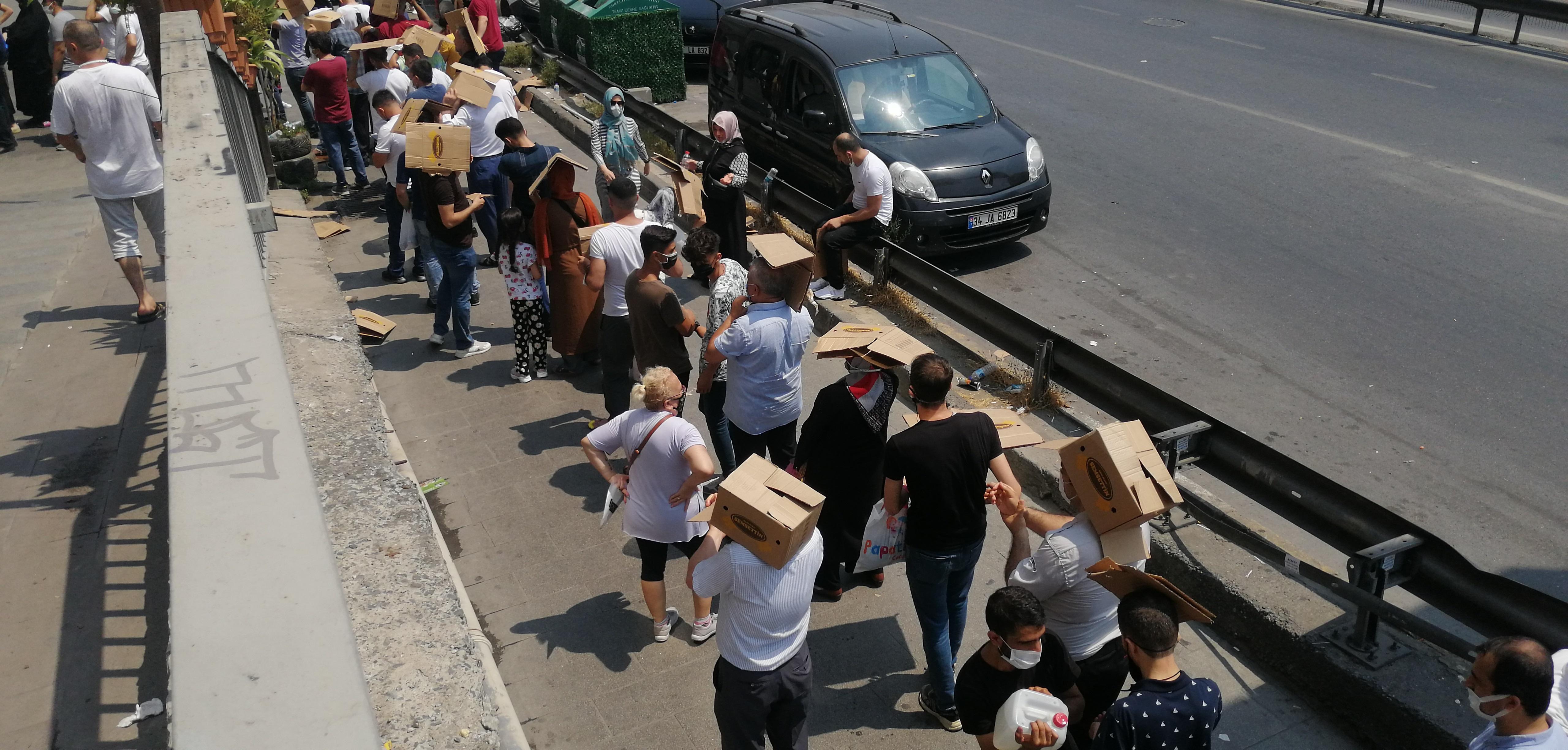 Bahçelievlerde ucuz baklava kuyruğu; Kartonlarla güneşten korundular