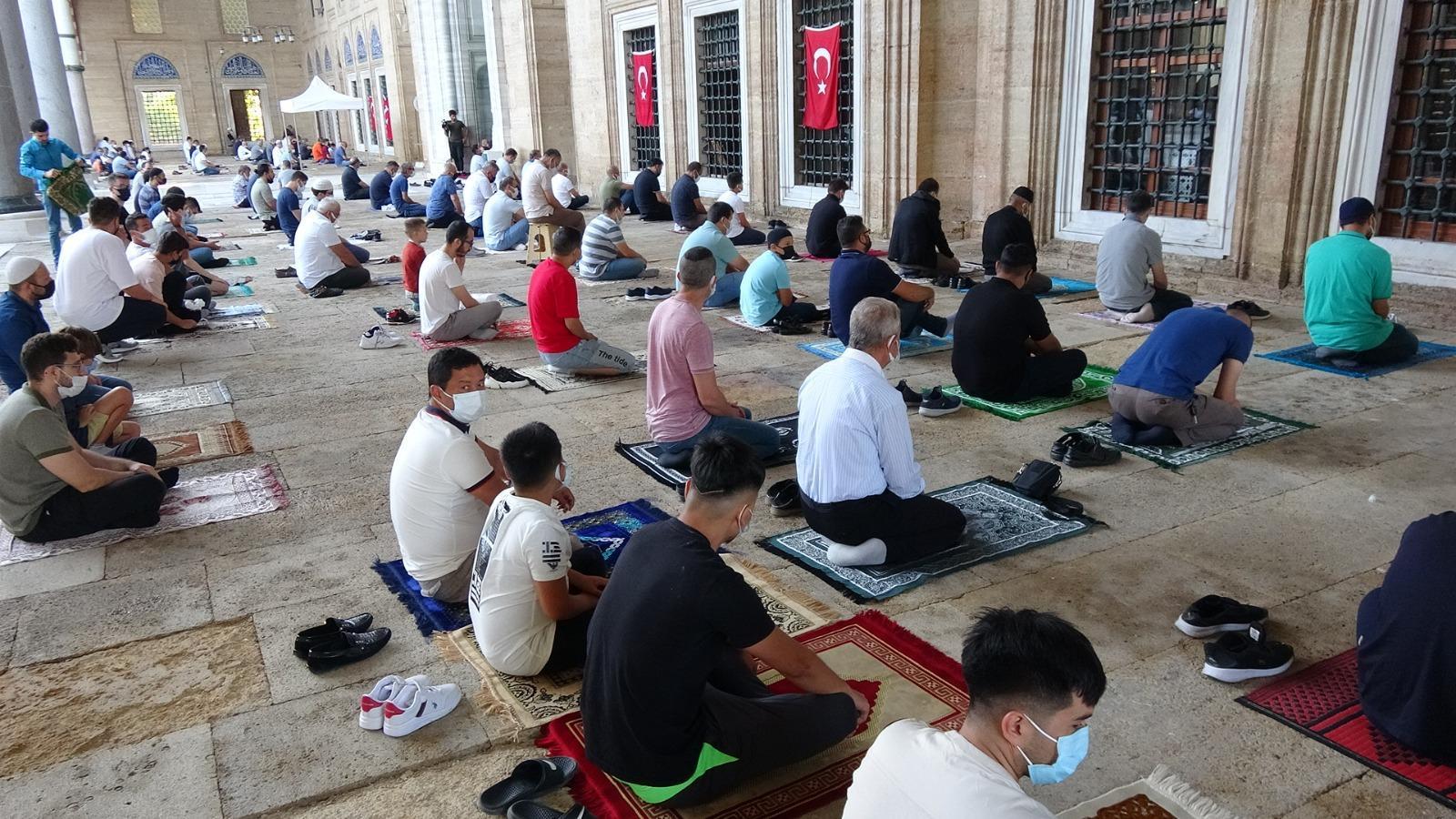 Selimiye Camiinde sosyal mesafeli bayram namazı