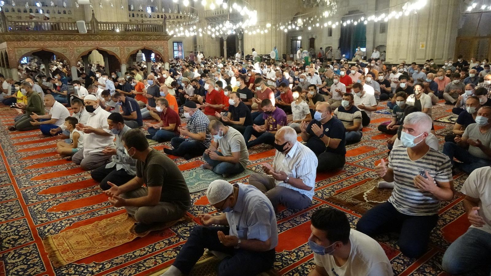 Selimiye Camiinde sosyal mesafeli bayram namazı