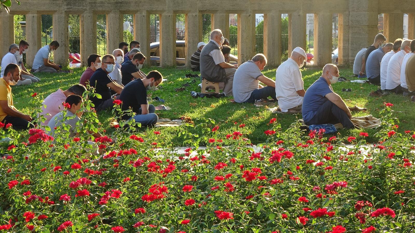 Selimiye Camiinde sosyal mesafeli bayram namazı