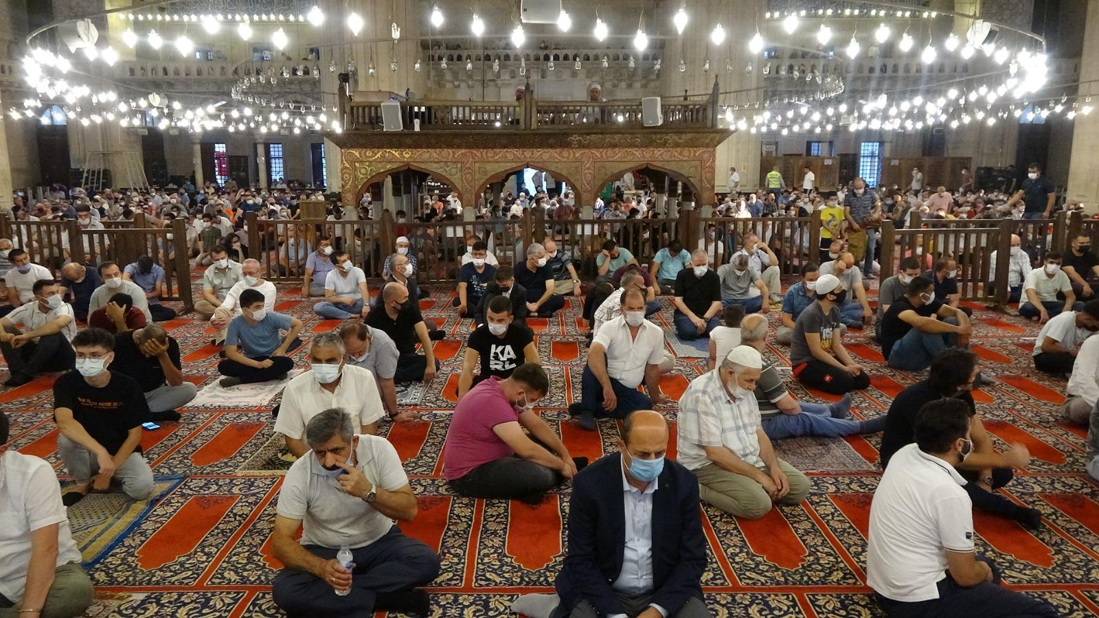 Selimiye Camiinde sosyal mesafeli bayram namazı